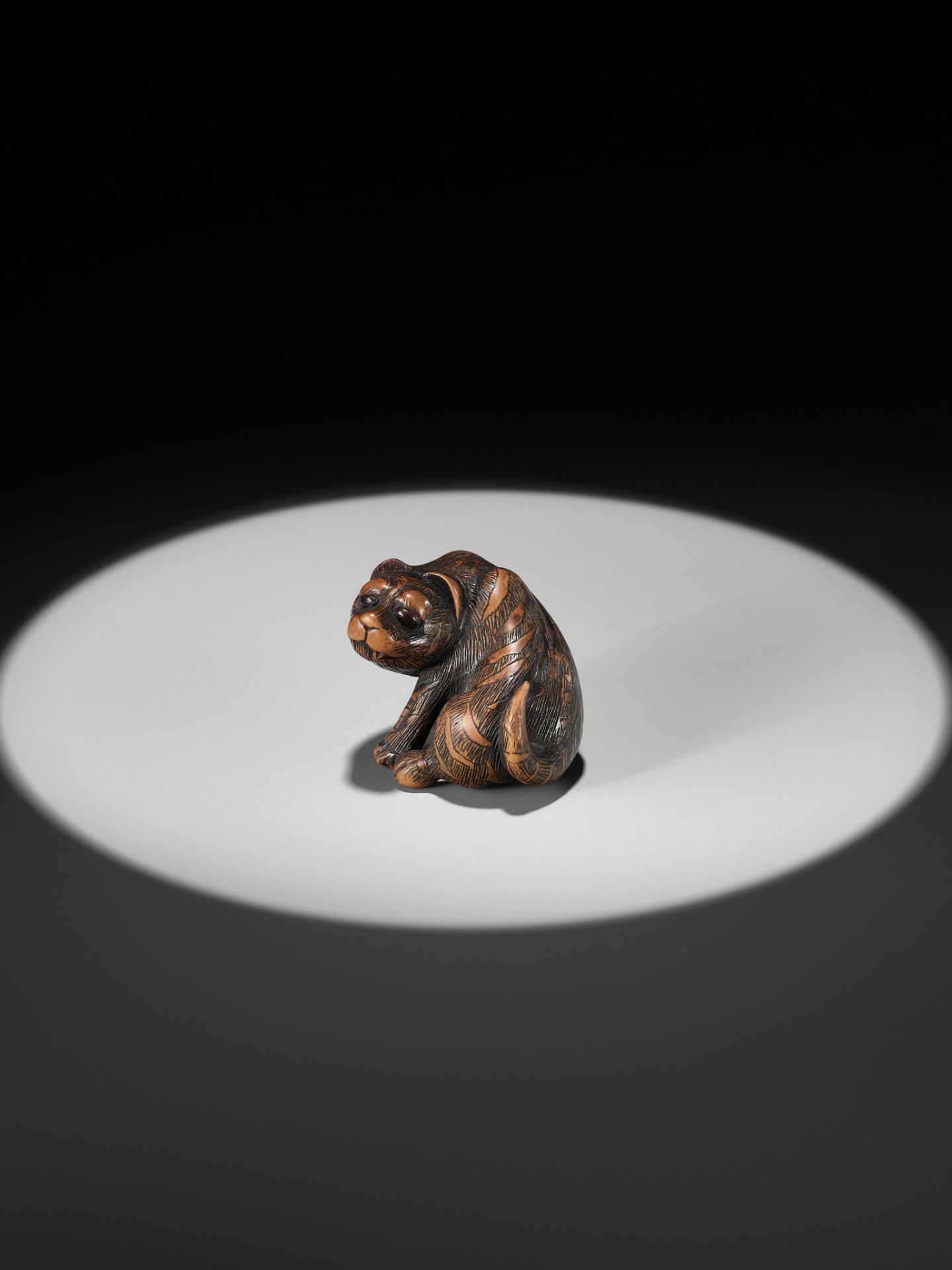 SHIGEKAZU: A FINE WOOD NETSUKE OF A TIGER - Bild 3 aus 15