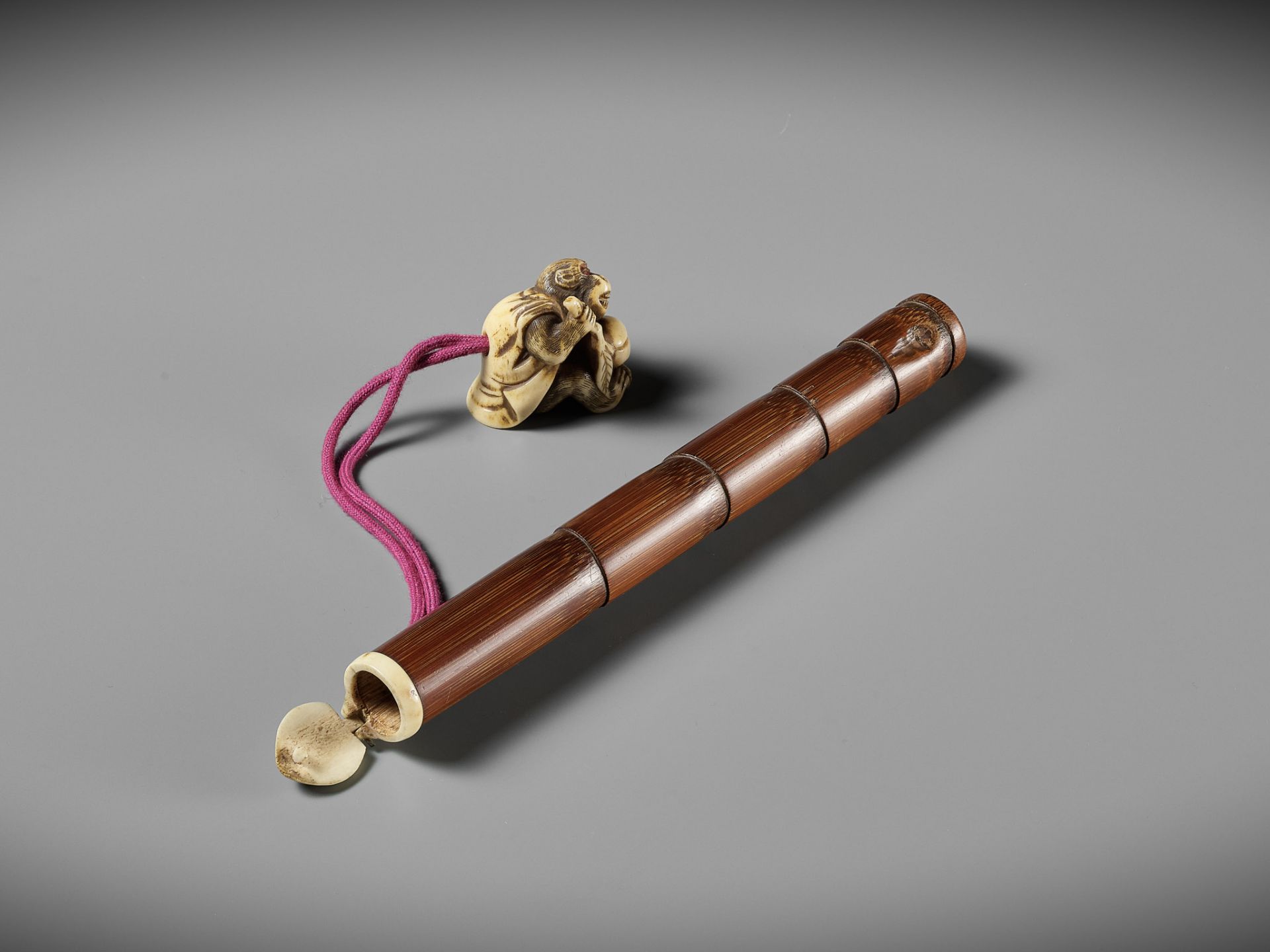 A FINE BAMBOO AND ANTLER YATATE, WITH AN ANTLER NETSUKE OF A MONKEY HOLDING A PEACH - Bild 9 aus 11