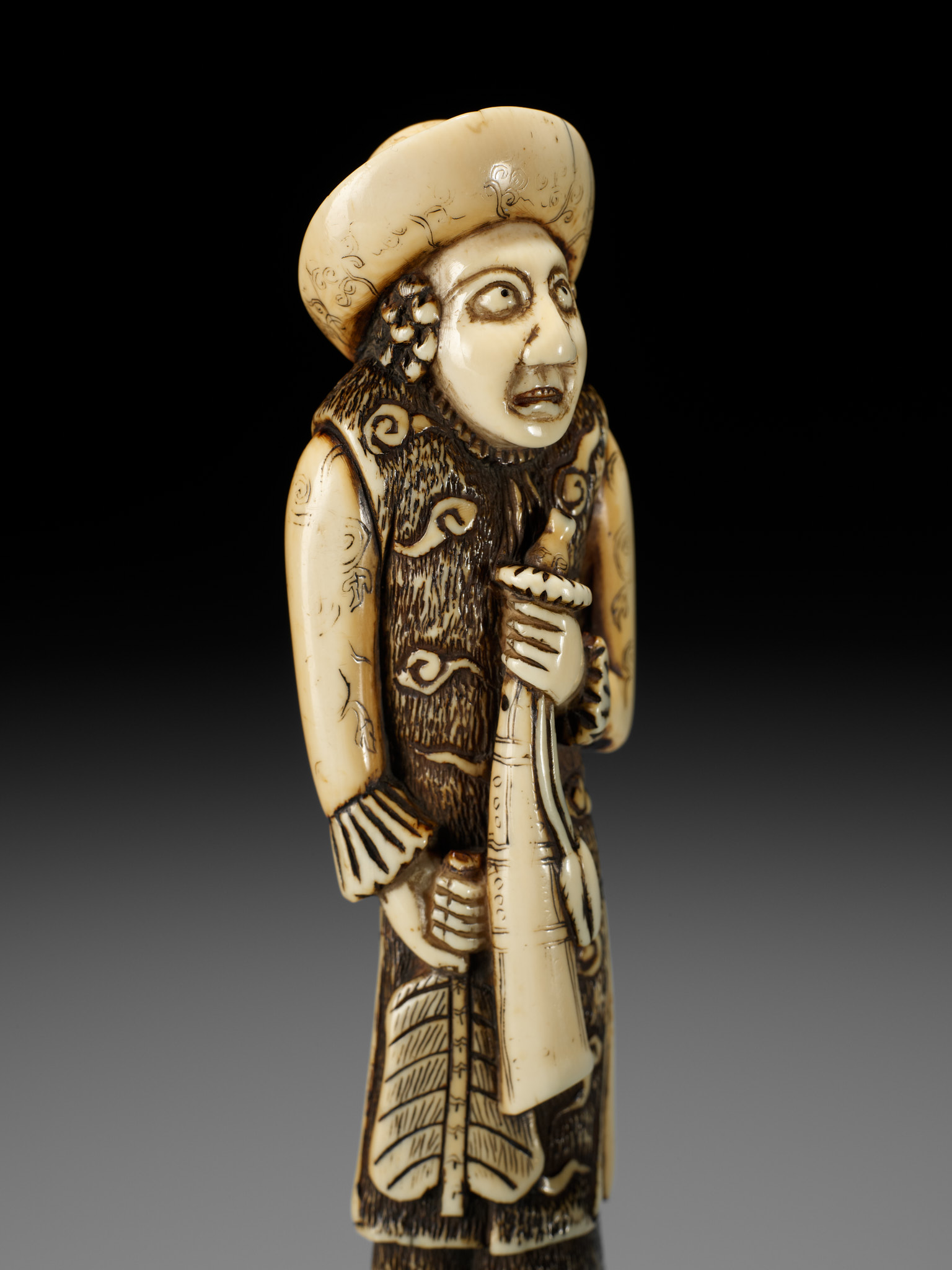 A SUPERB AND LARGE IVORY NETSUKE OF A DUTCHMAN WITH A TRUMPET - Image 20 of 21
