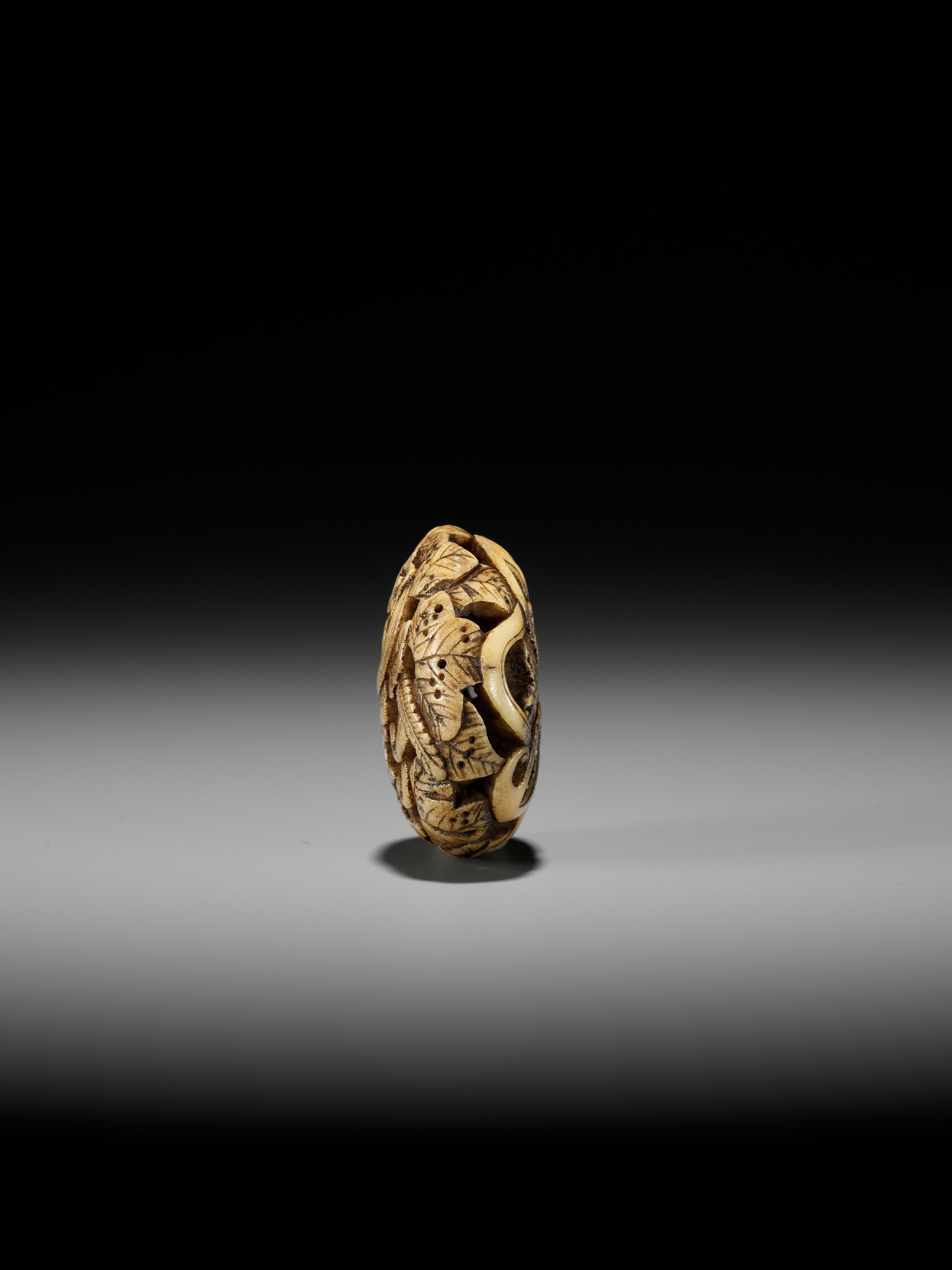 AN ANTLER RYUSA MANJU NETSUKE WITH FLORAL DESIGN - Image 6 of 11