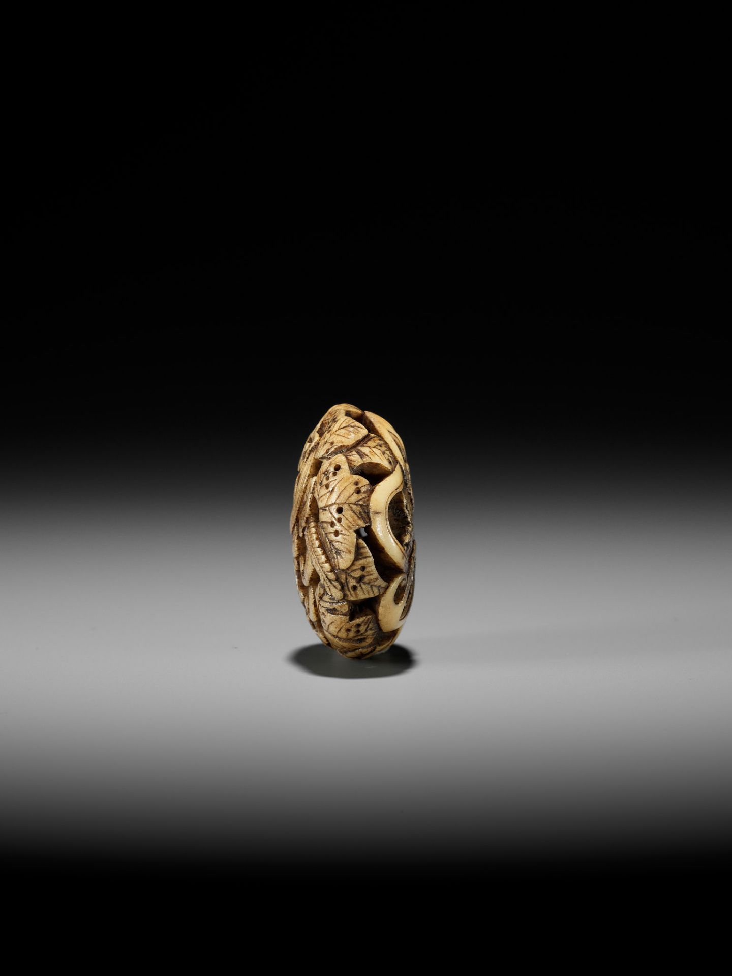 AN ANTLER RYUSA MANJU NETSUKE WITH FLORAL DESIGN - Bild 6 aus 11