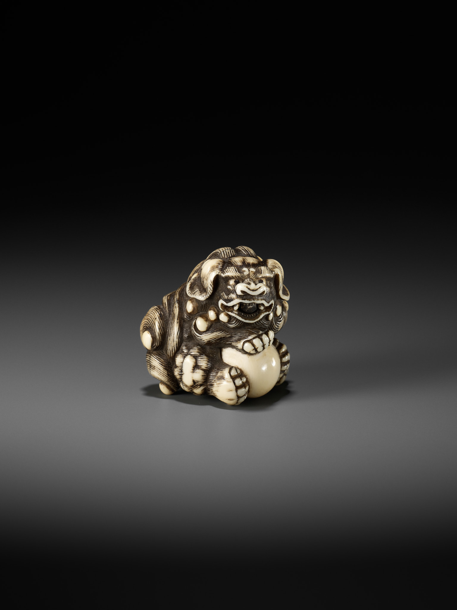 GYOKUZAN: AN IVORY NETSUKE OF A SHISHI - Image 4 of 13