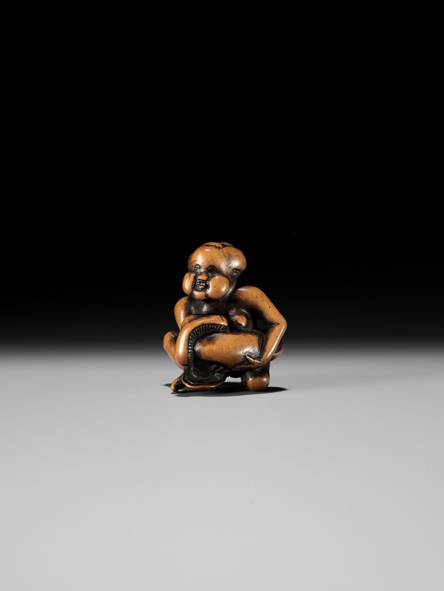 A WOOD SHUNGA NETSUKE OF OKAME CRADLING A HUGE MUSHROOM - Image 4 of 11