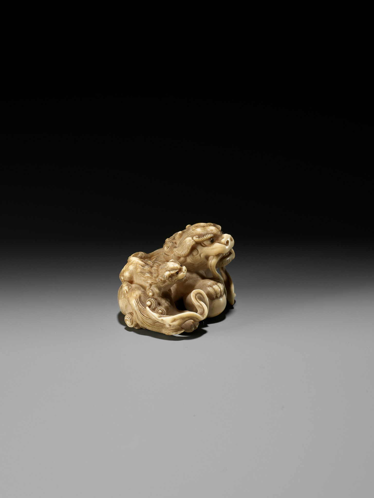 HAKURYU: A FINE IVORY NETSUKE OF A SHISHI AND YOUNG - Image 10 of 14