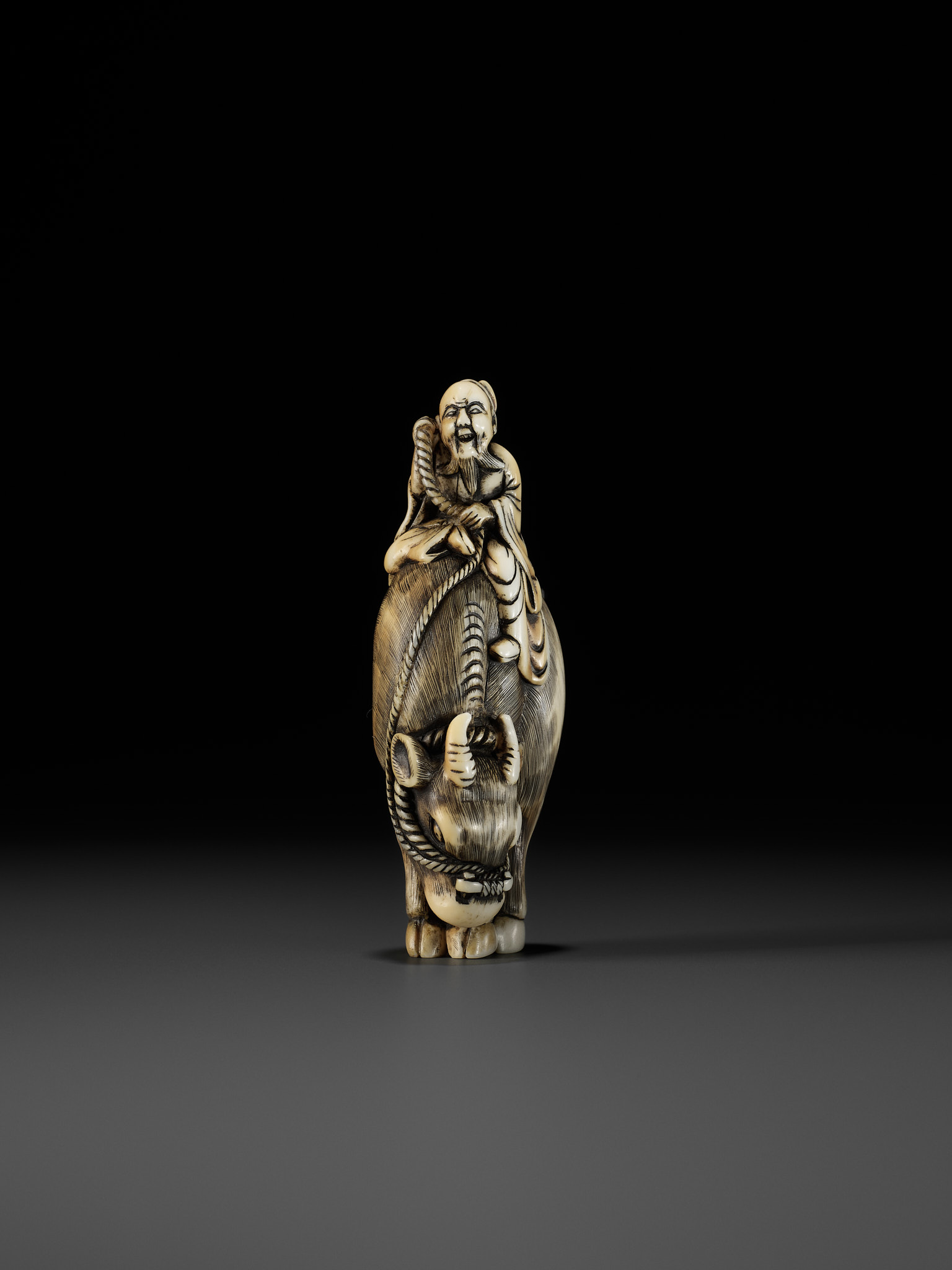 A FINE IVORY NETSUKE OF ROSHI ATOP AN OX - Image 9 of 12