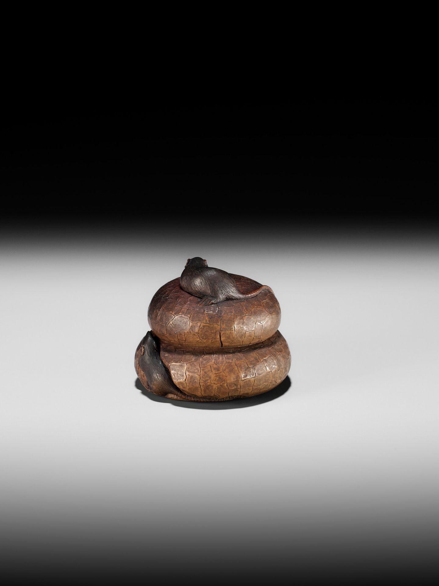 TADASHIGE: A FINE WOOD NETSUKE OF THREE RATS NIBBLING ON KAGAMI MOCHI - Bild 7 aus 12