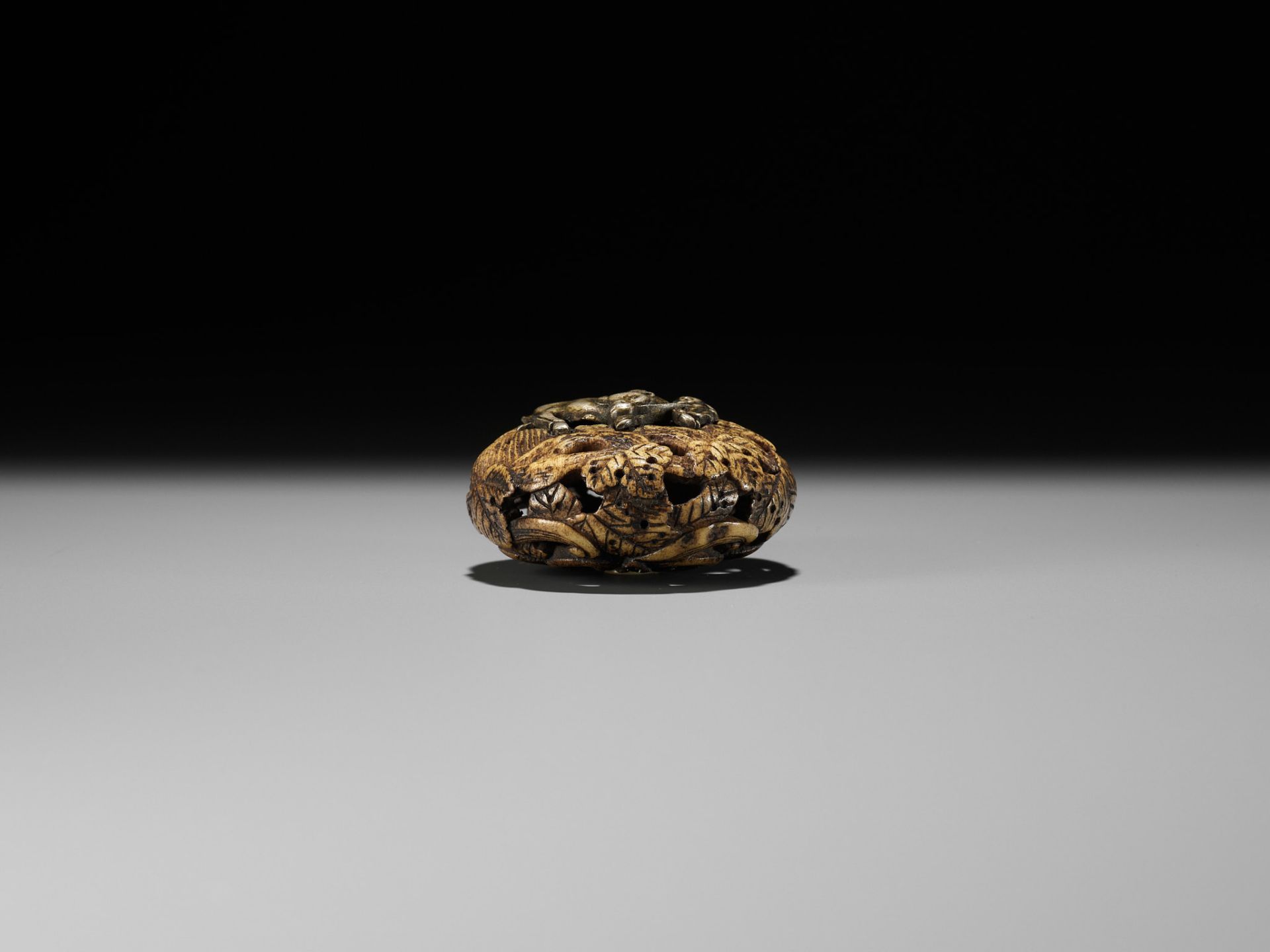 A METAL-INLAID ANTLER RYUSA MANJU NETSUKE REFERENCING THE TEN OX HERDING PICTURES - Image 8 of 9