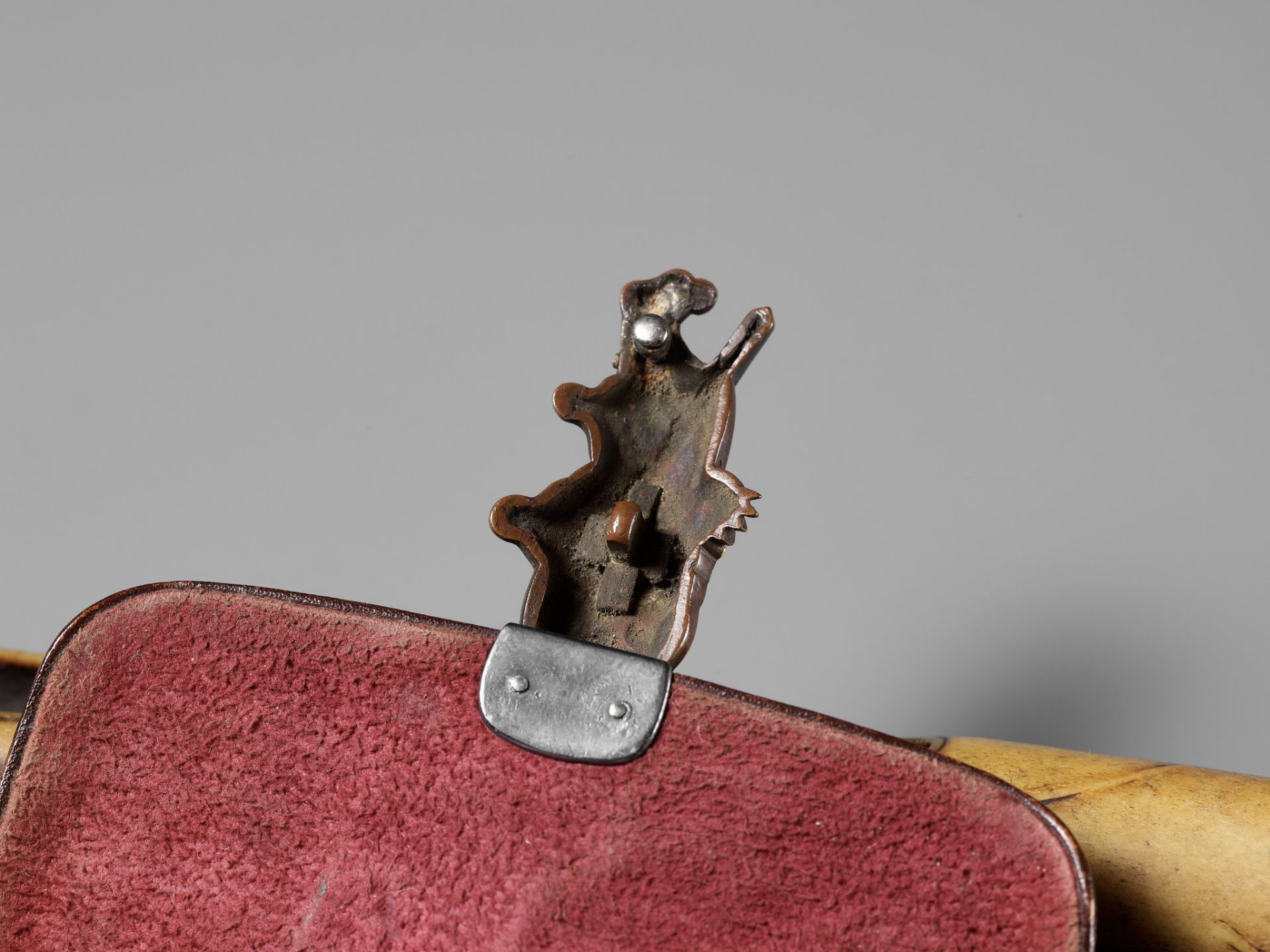 SOZAN: A FINE ANTLER KISERUZUTSU DEPICTING SHOKI AND ONI, WITH EN SUITE LEATHER POUCH - Image 11 of 11