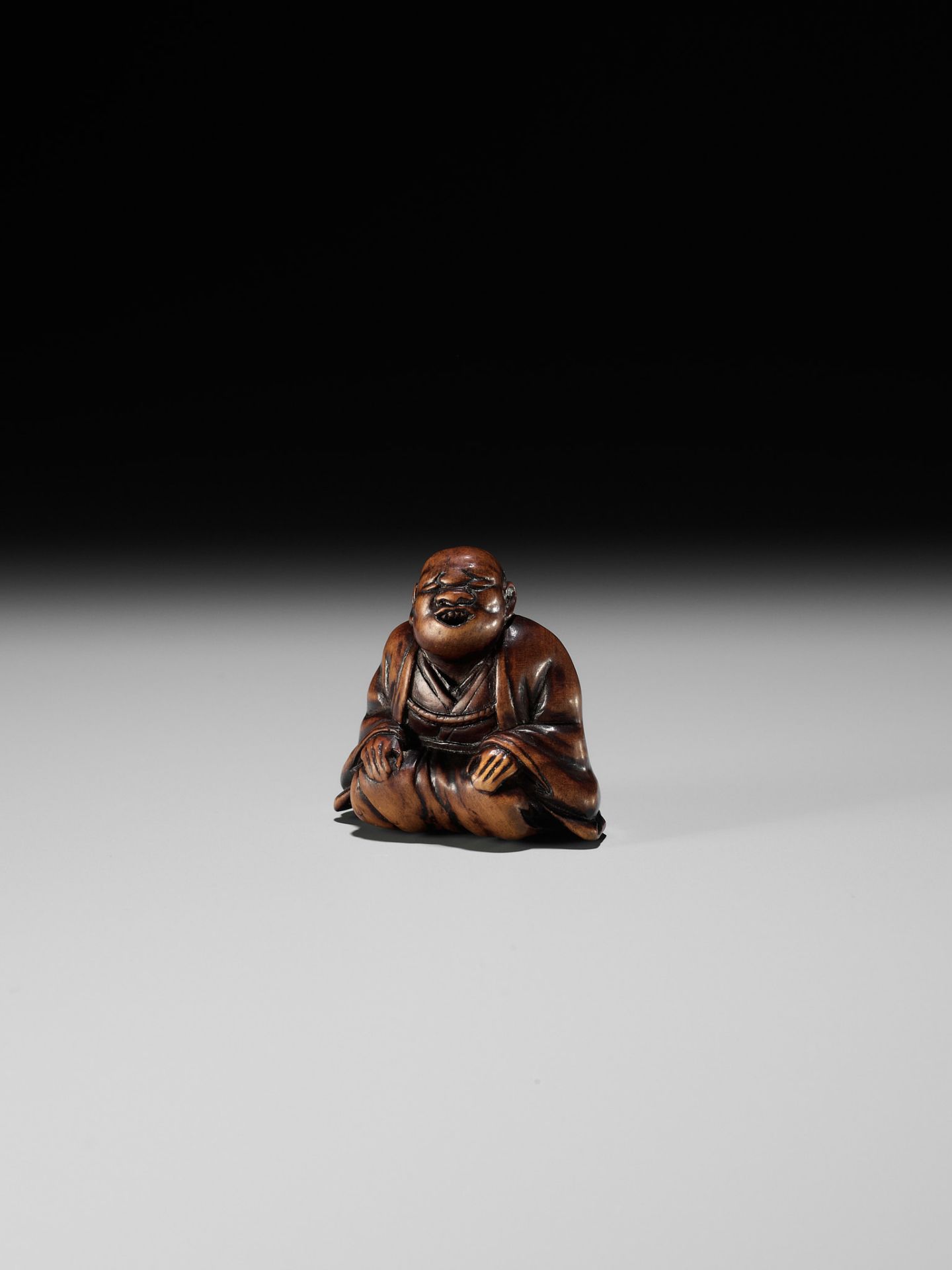 FUJI: A WOOD NETSUKE OF A RAKUGOKA, STORYTELLER - Bild 3 aus 9