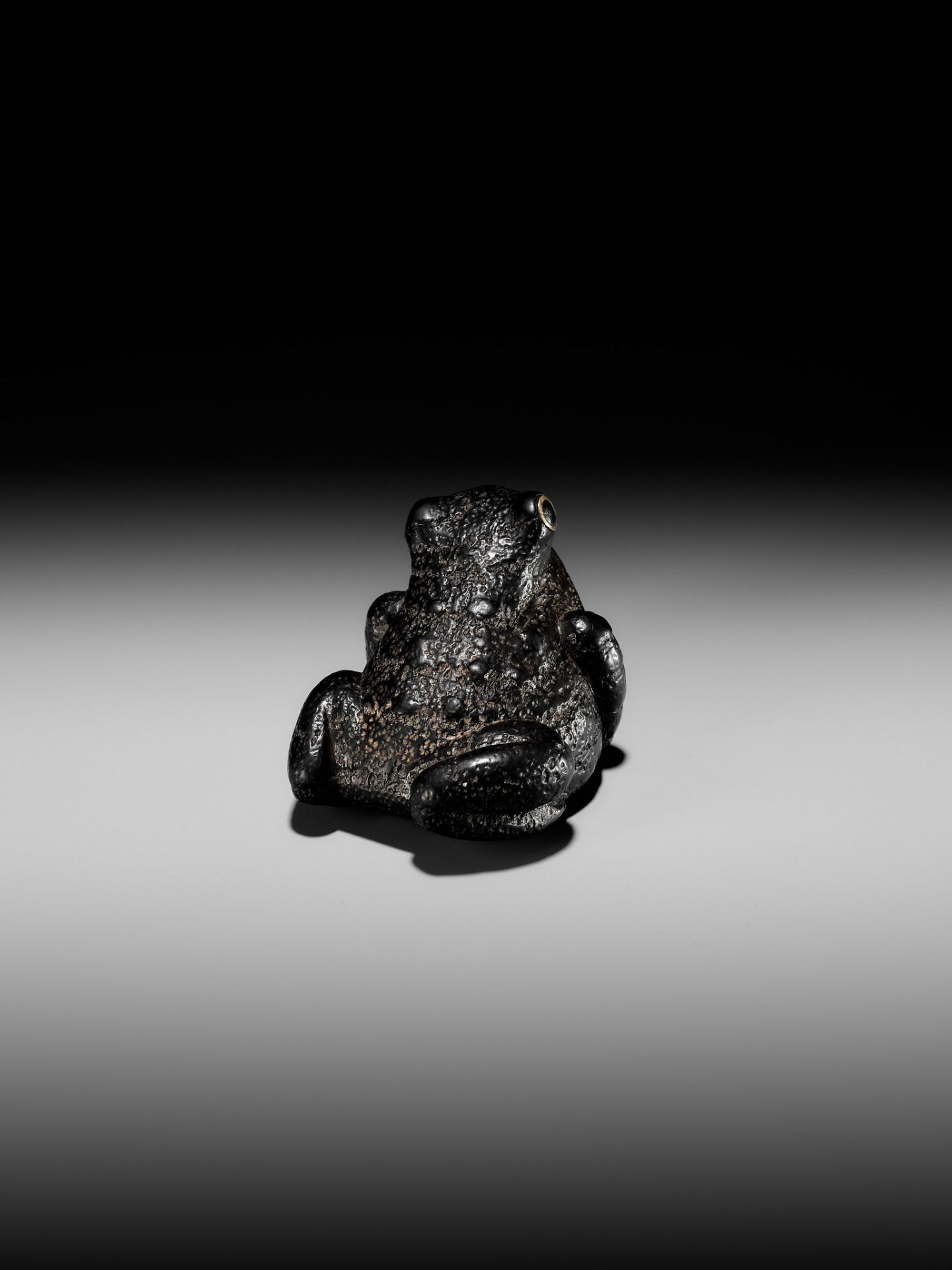 AN OLD AND RUSTIC EBONY WOOD NETSUKE OF A TOAD - Bild 2 aus 9