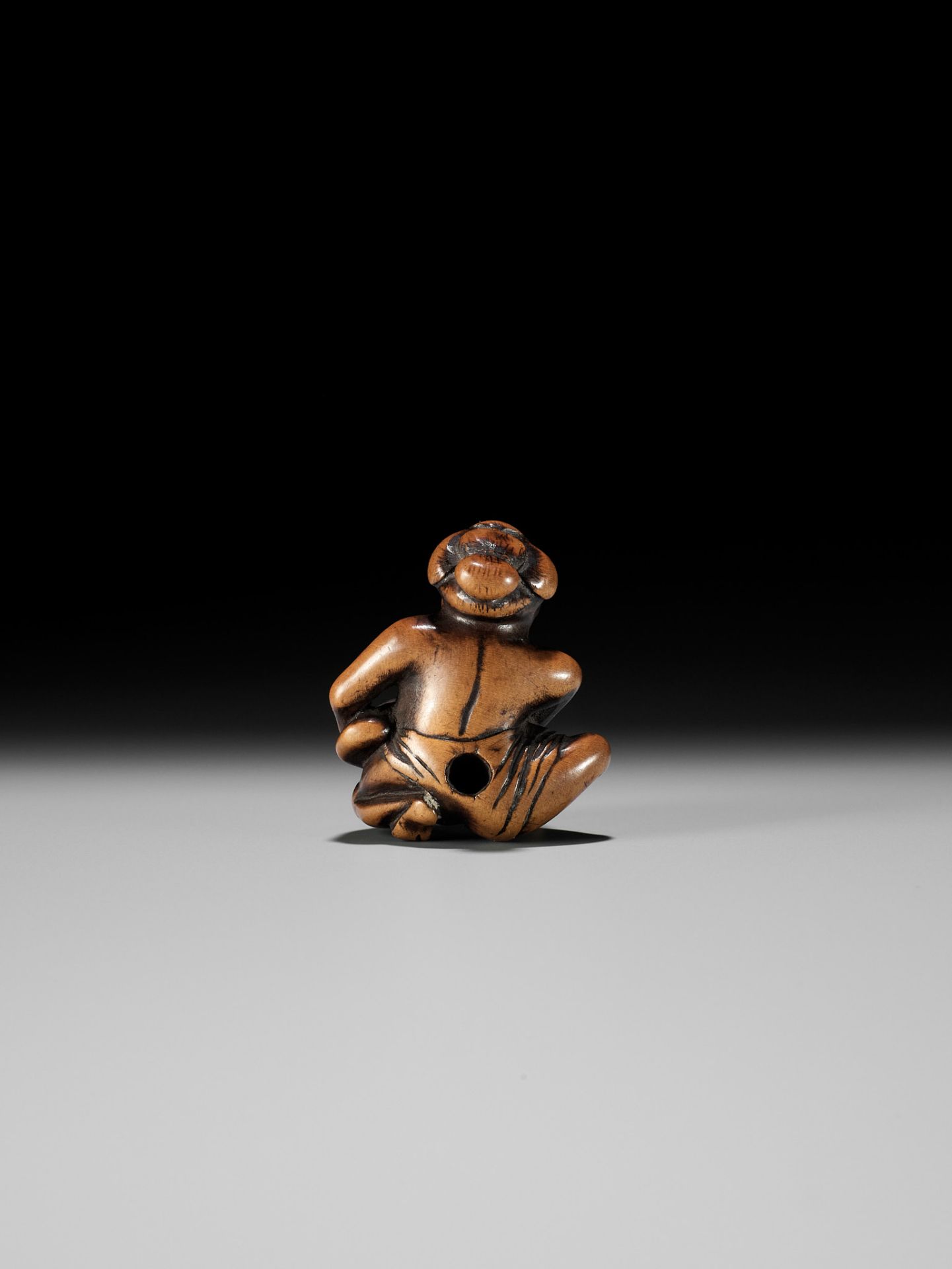 A WOOD SHUNGA NETSUKE OF OKAME CRADLING A HUGE MUSHROOM - Bild 3 aus 11