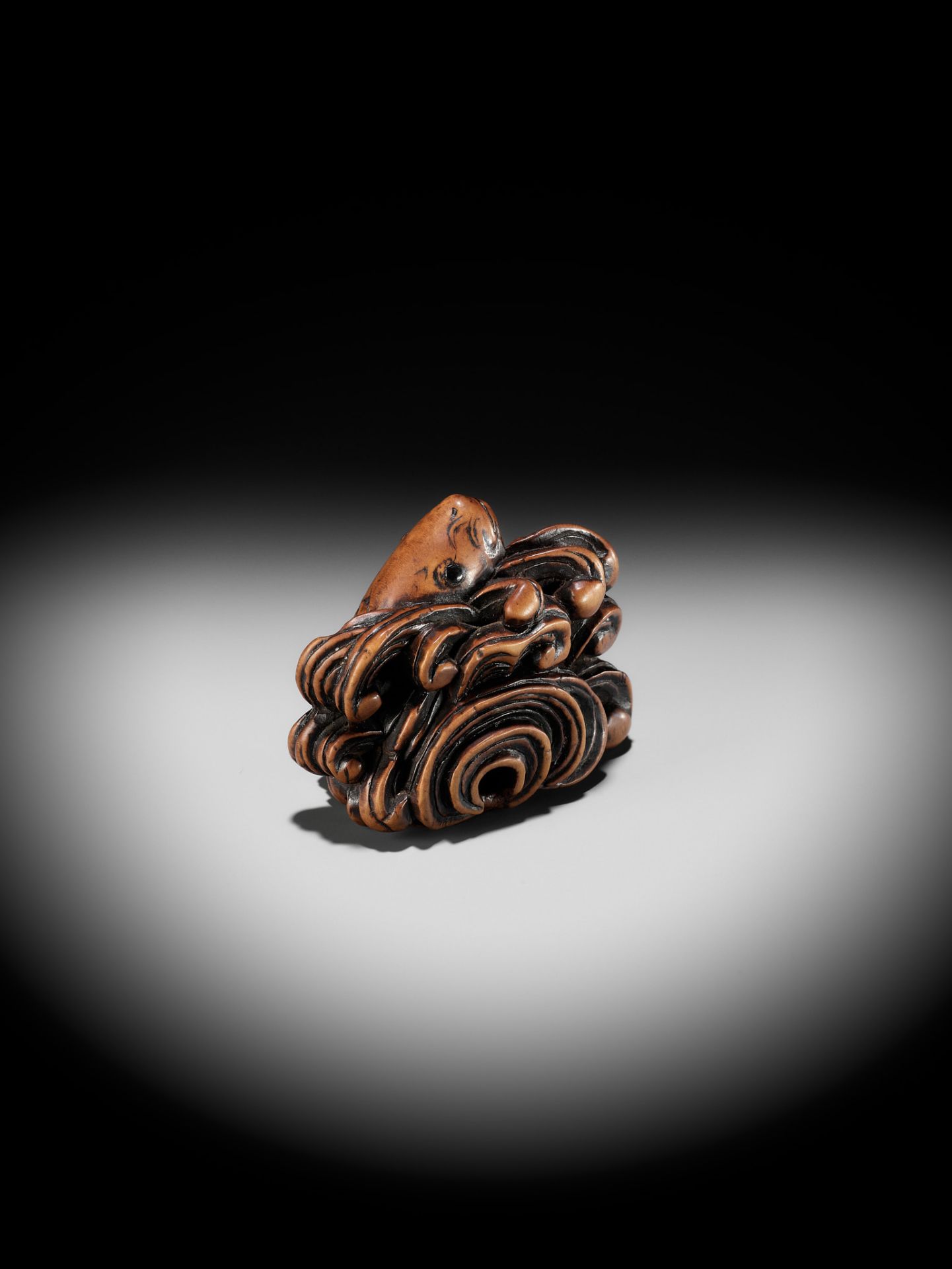 A SUPERB WOOD NETSUKE OF A LEAPING CARP AMONGST TURBULENT WAVES - Bild 12 aus 15