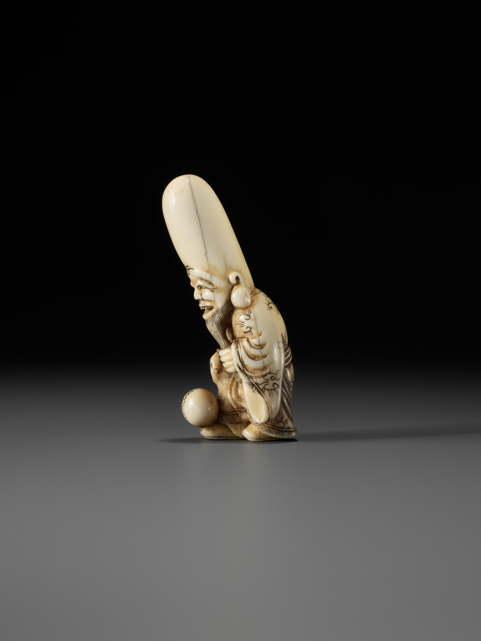 AN OSAKA SCHOOL IVORY NETSUKE OF FUKUROKUJU PLAYING KEMARI - Bild 6 aus 10