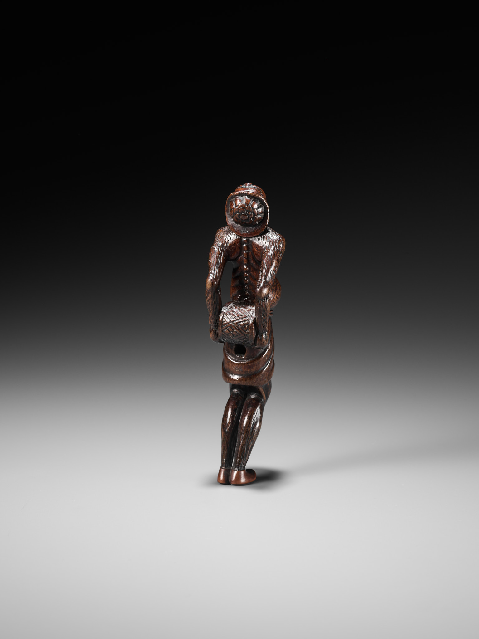 A LARGE WOOD NETSUKE OF A DUTCHMAN WITH A DRUM - Image 9 of 12