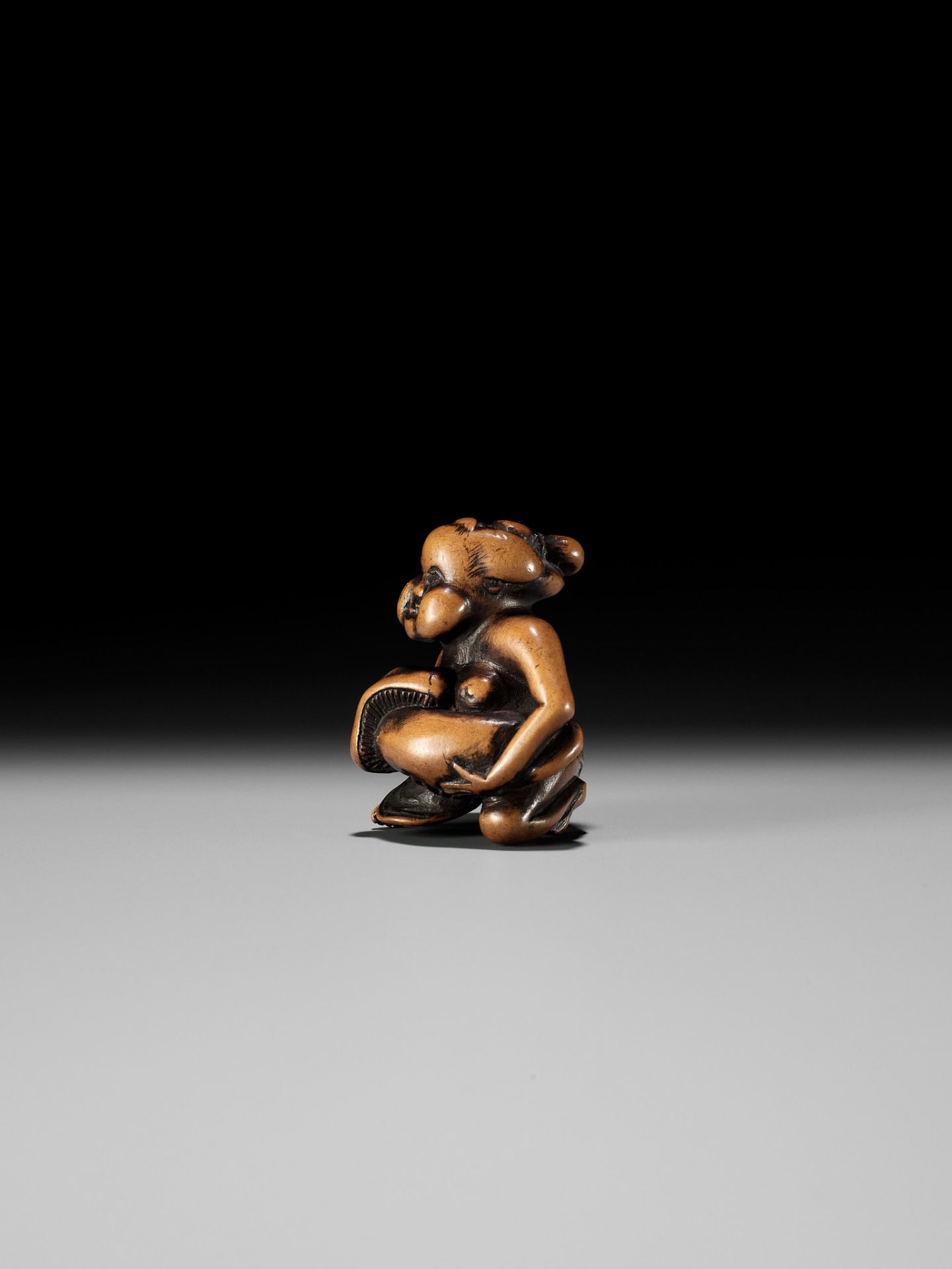 A WOOD SHUNGA NETSUKE OF OKAME CRADLING A HUGE MUSHROOM - Bild 6 aus 11