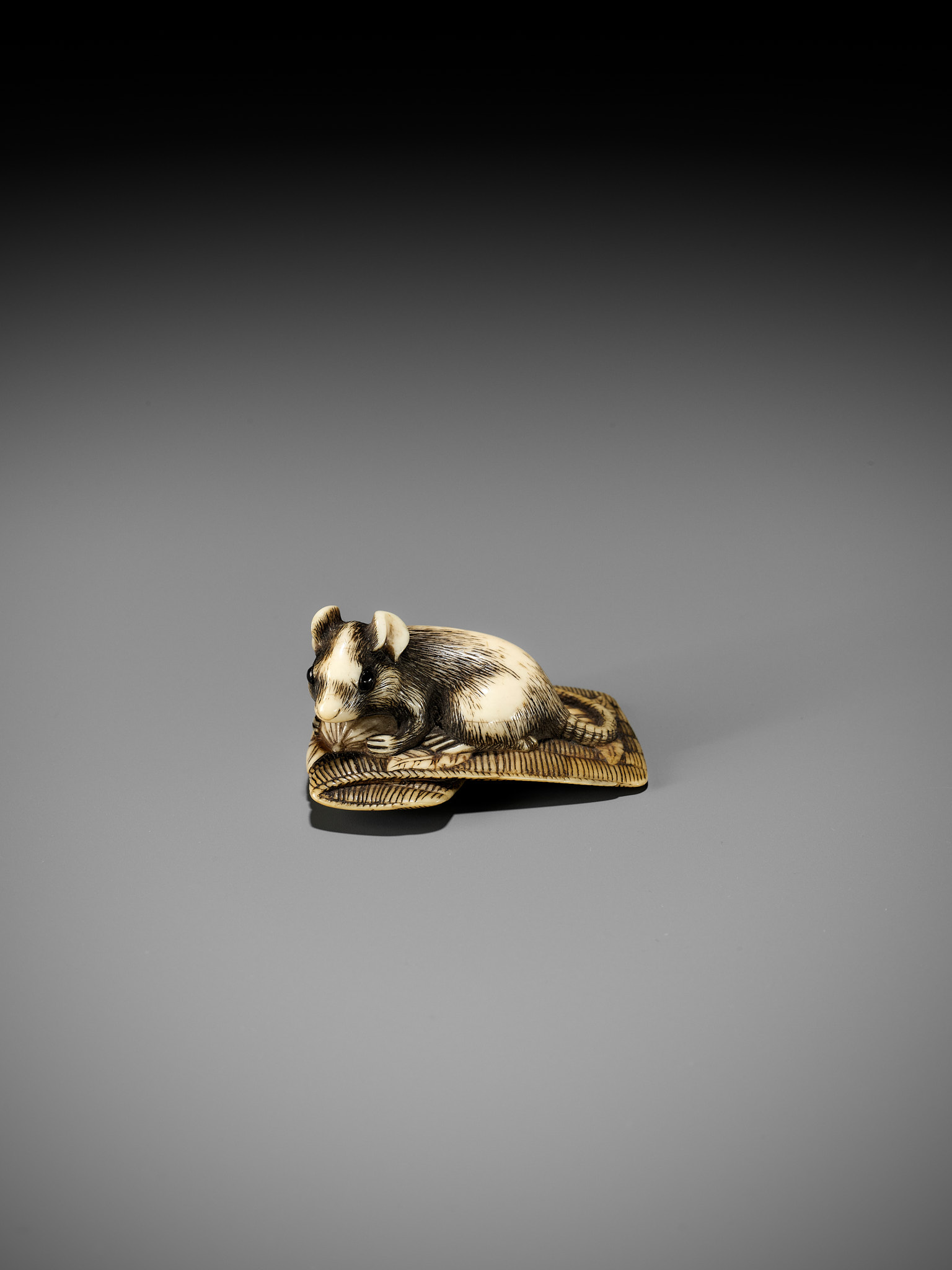 AN OSAKA SCHOOL IVORY NETSUKE OF A RAT ON A STRAW MAT - Bild 11 aus 12