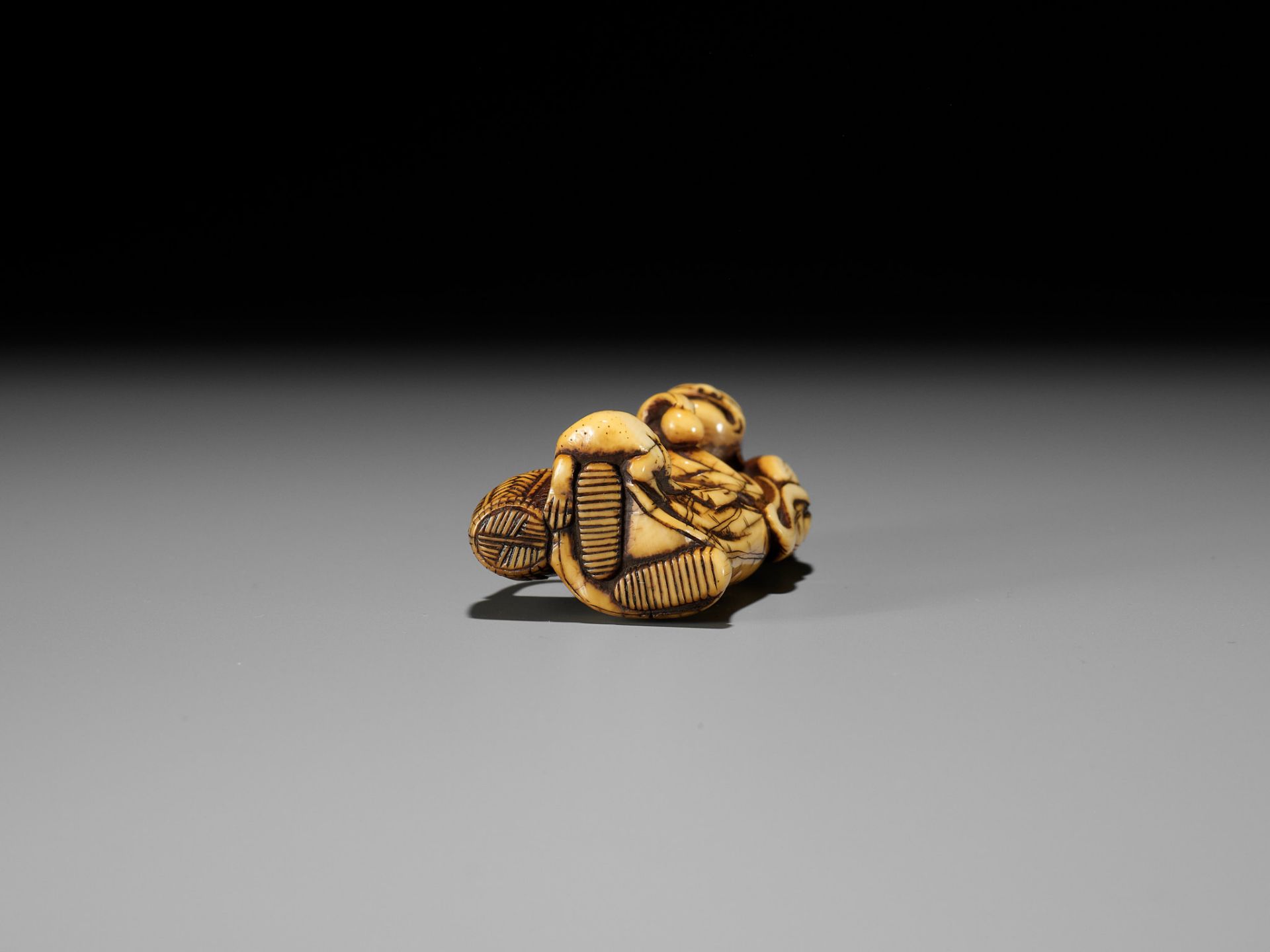 A FINE IVORY NETSUKE OF GAMA SENNIN - Bild 12 aus 13