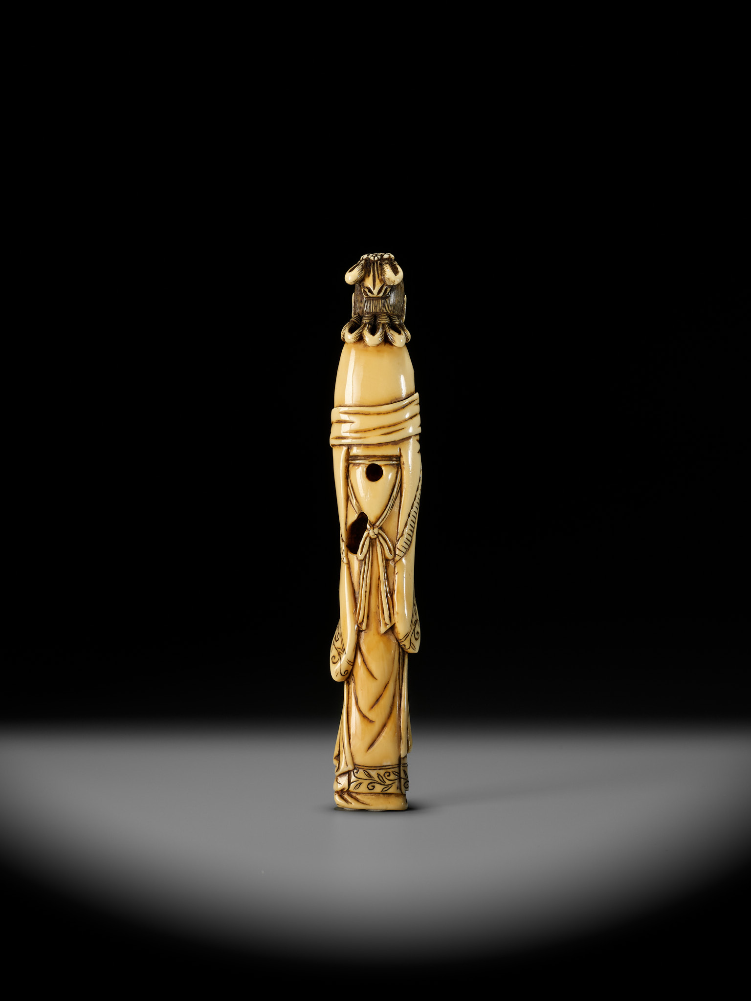 A TALL IVORY NETSUKE OF SEIOBO - Image 3 of 12