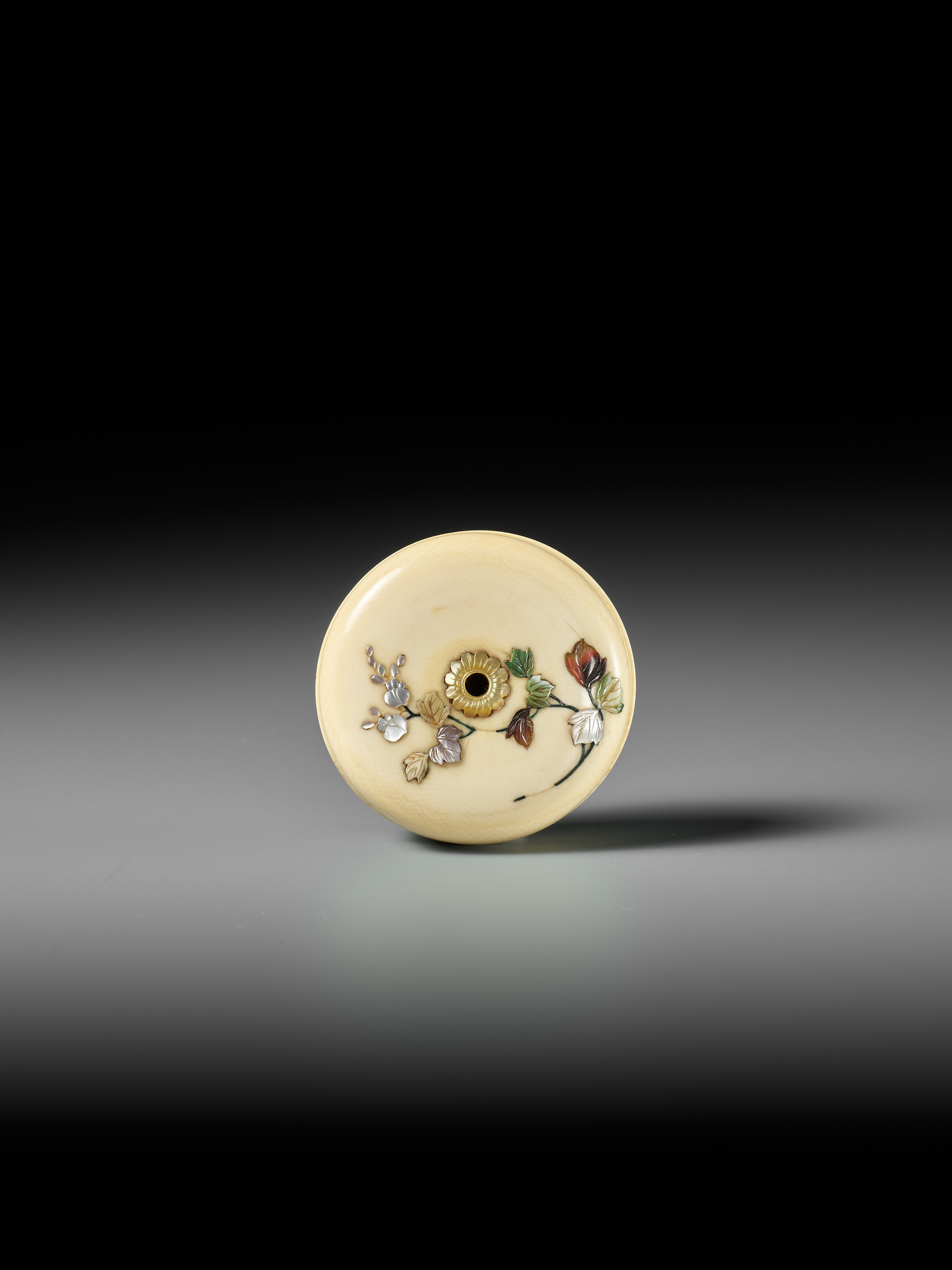 A FINE INLAID IVORY MANJU NETSUKE OF KACHO-GA TYPE - Image 6 of 11