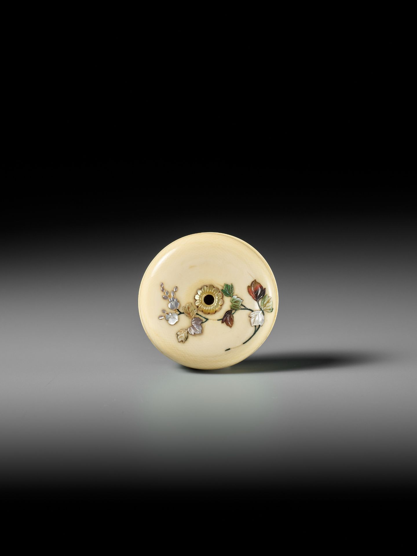 A FINE INLAID IVORY MANJU NETSUKE OF KACHO-GA TYPE - Image 6 of 11