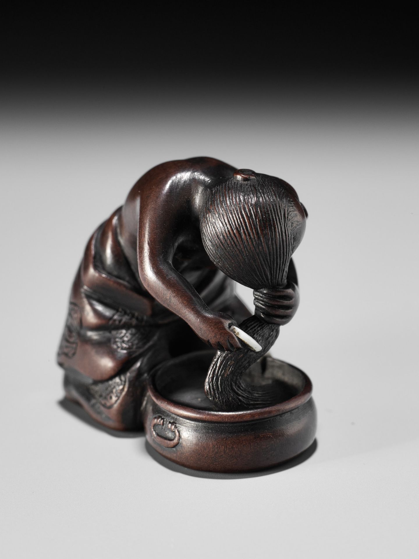 MIWA: A FINE INLAID WOOD NETSUKE OF A WOMAN WASHING HER HAIR - Image 2 of 12