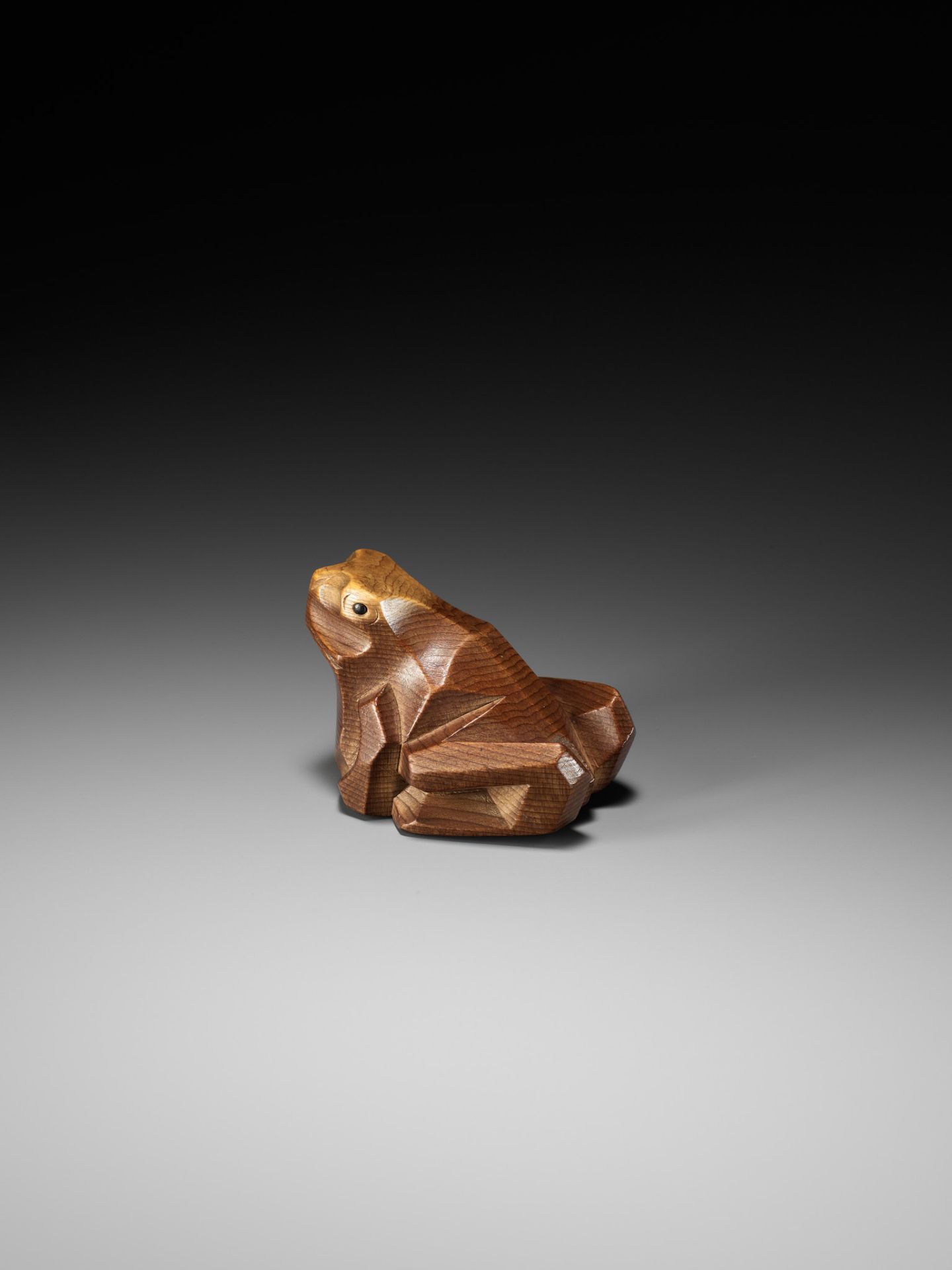 SUKESADA: A RARE ITTOBORI YEW WOOD NETSUKE OF A CROUCHING FROG - Bild 9 aus 11