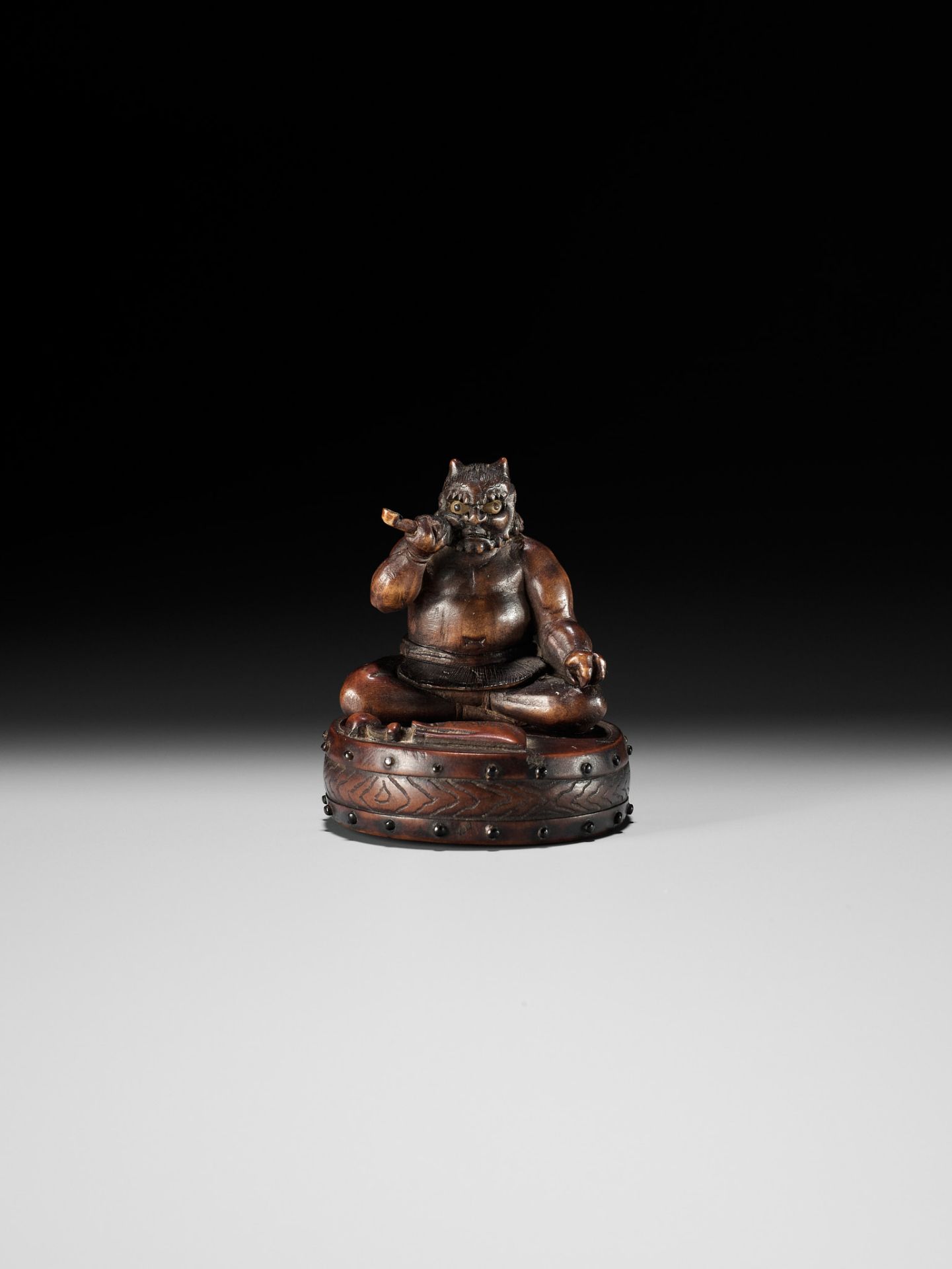 GYOKKOSAI: A HUMOROUS WOOD NETSUKE OF RAIJIN TAKING A SMOKE BREAK - Image 4 of 12