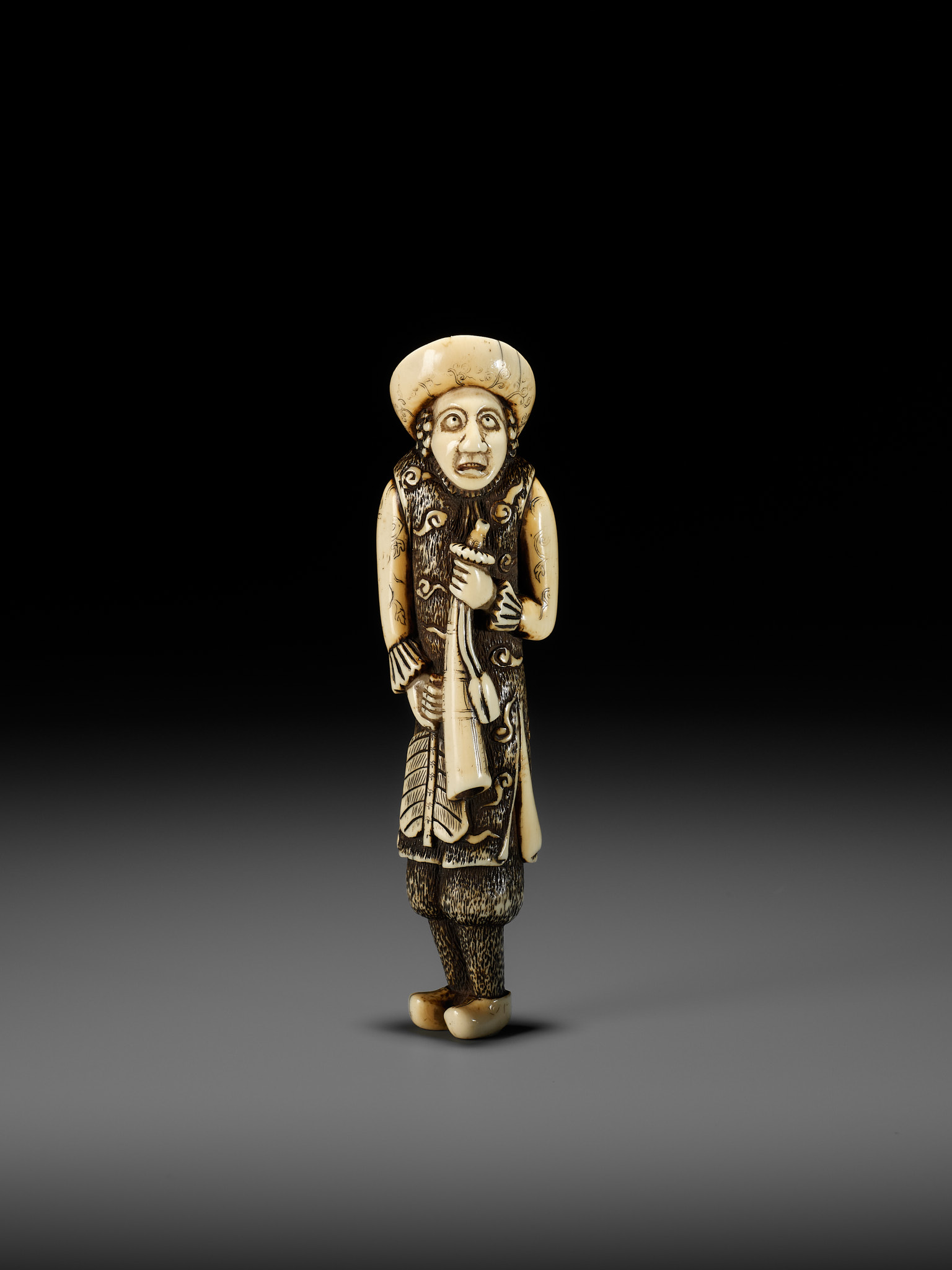 A SUPERB AND LARGE IVORY NETSUKE OF A DUTCHMAN WITH A TRUMPET - Image 6 of 21