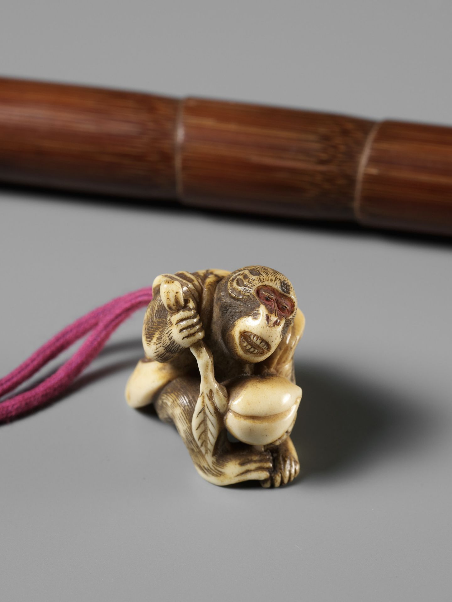 A FINE BAMBOO AND ANTLER YATATE, WITH AN ANTLER NETSUKE OF A MONKEY HOLDING A PEACH - Bild 2 aus 11