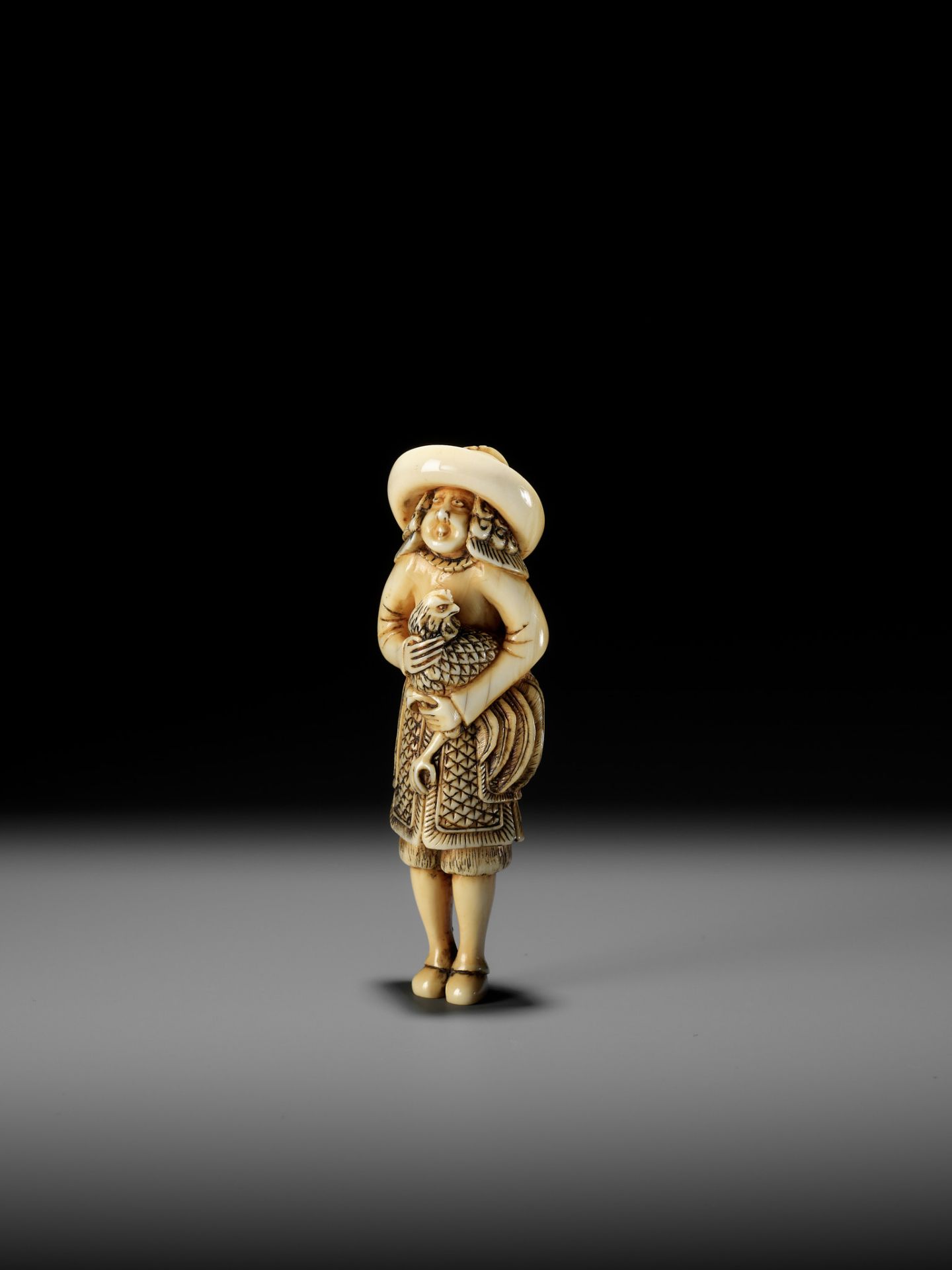 A FINE IVORY NETSUKE OF A DUTCHMAN WITH COCKEREL - Bild 4 aus 13