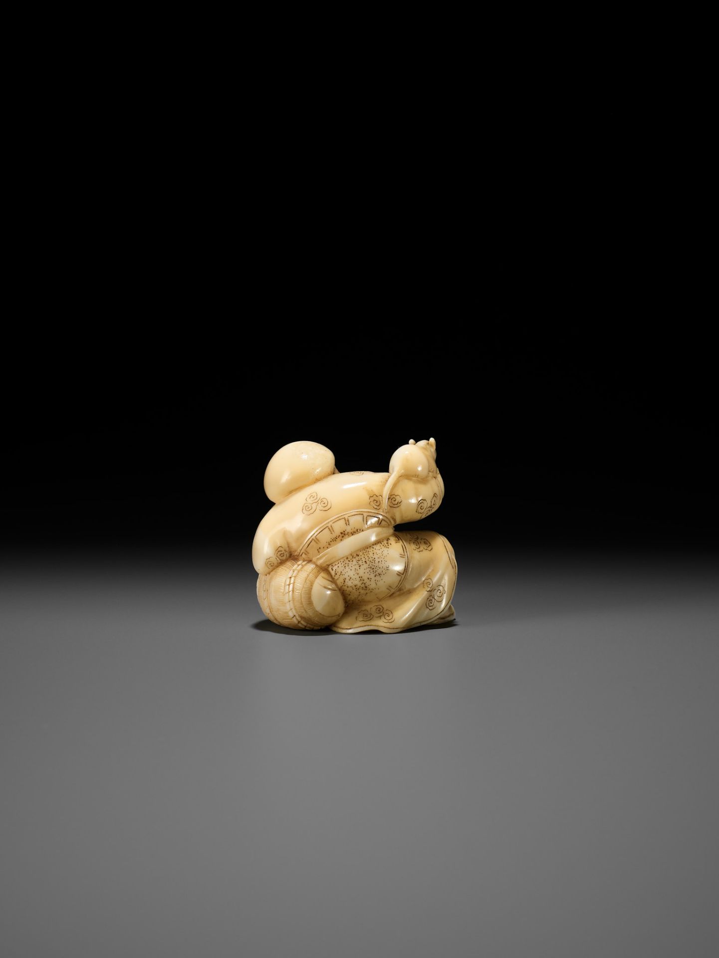 A FINE WALRUS TUSK NETSUKE OF DAIKOKU HOLDING A RAT - Bild 2 aus 11