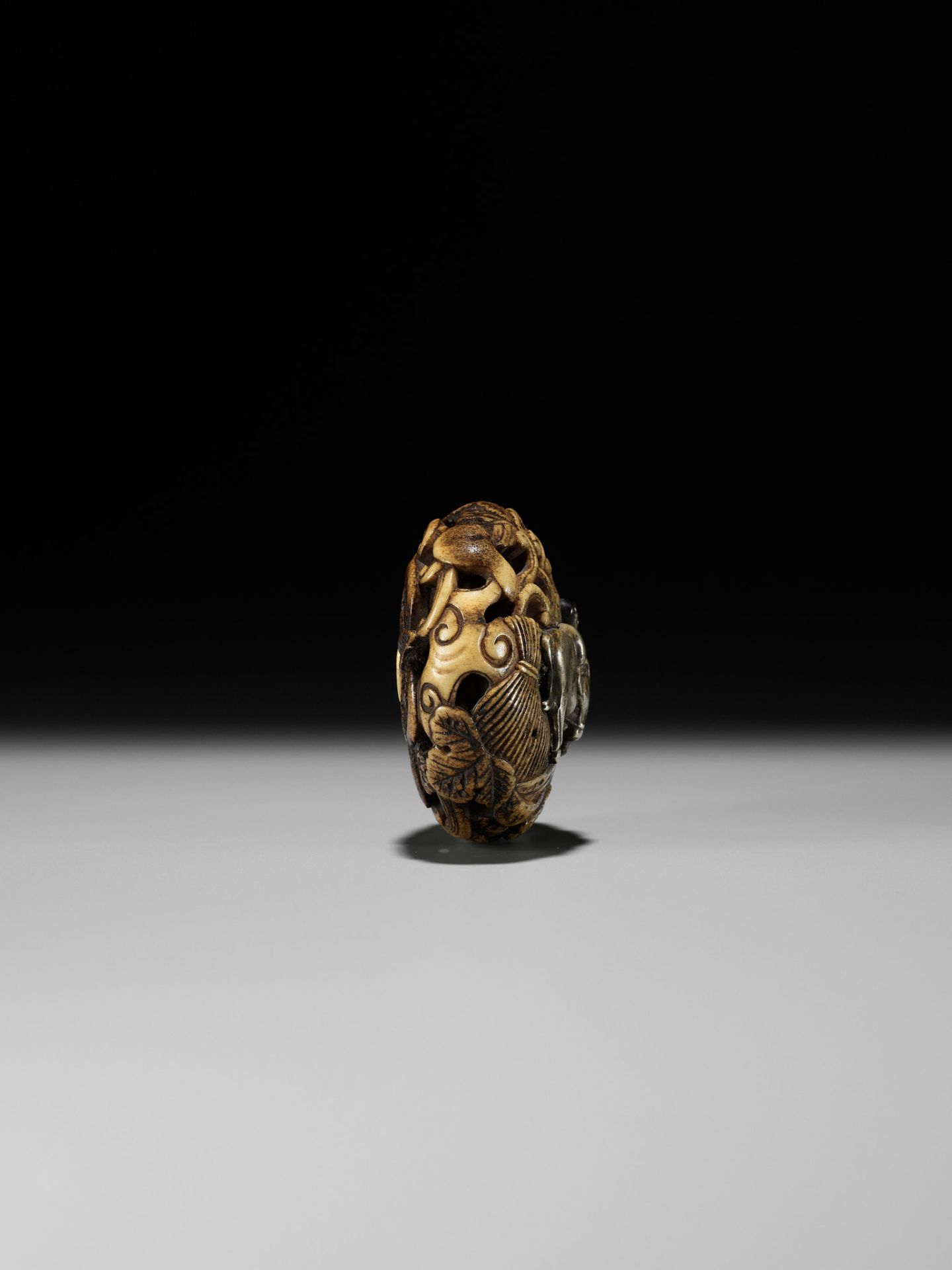 A METAL-INLAID ANTLER RYUSA MANJU NETSUKE REFERENCING THE TEN OX HERDING PICTURES - Image 5 of 9