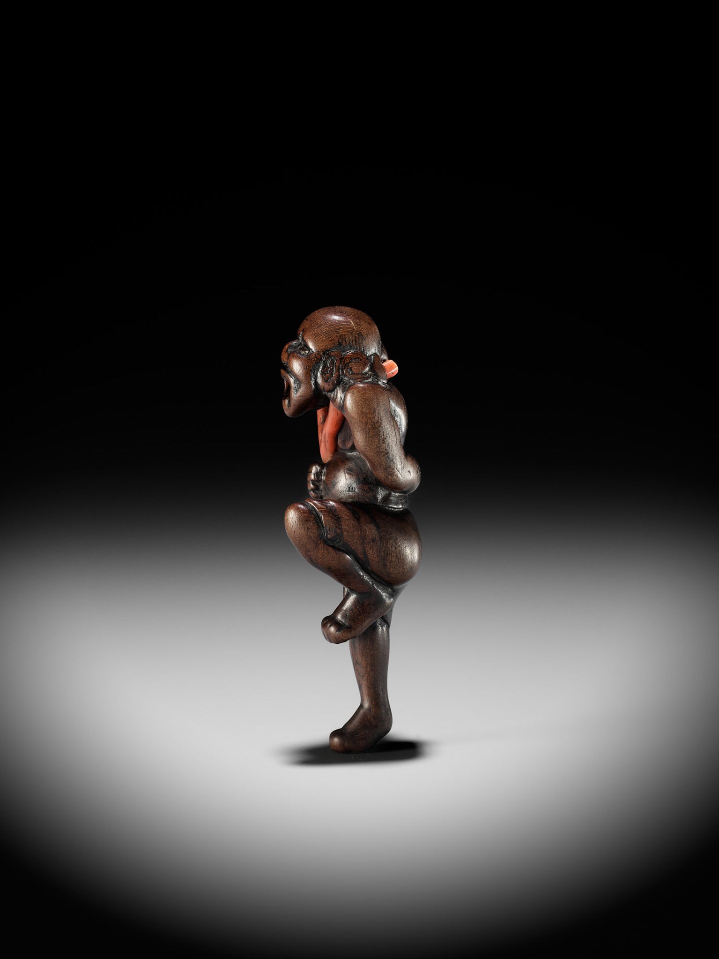 A POWERFUL WOOD NETSUKE OF A SOUTH SEA CORAL DIVER - Image 10 of 13