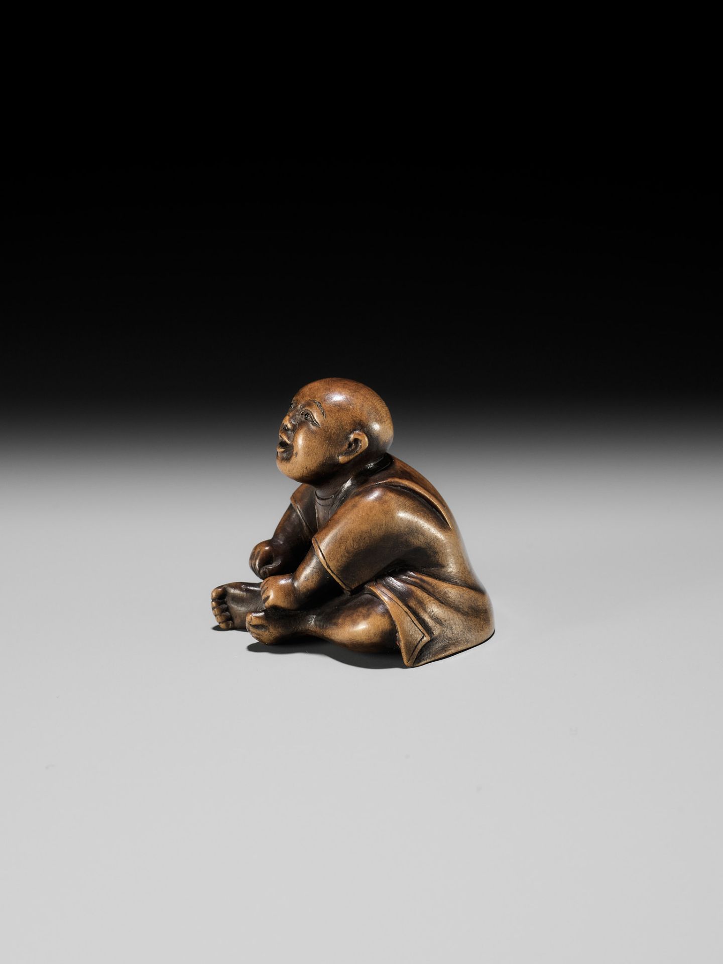 A CHARMING EDO SCHOOL WOOD NETSUKE OF A SEATED BOY - Image 4 of 9