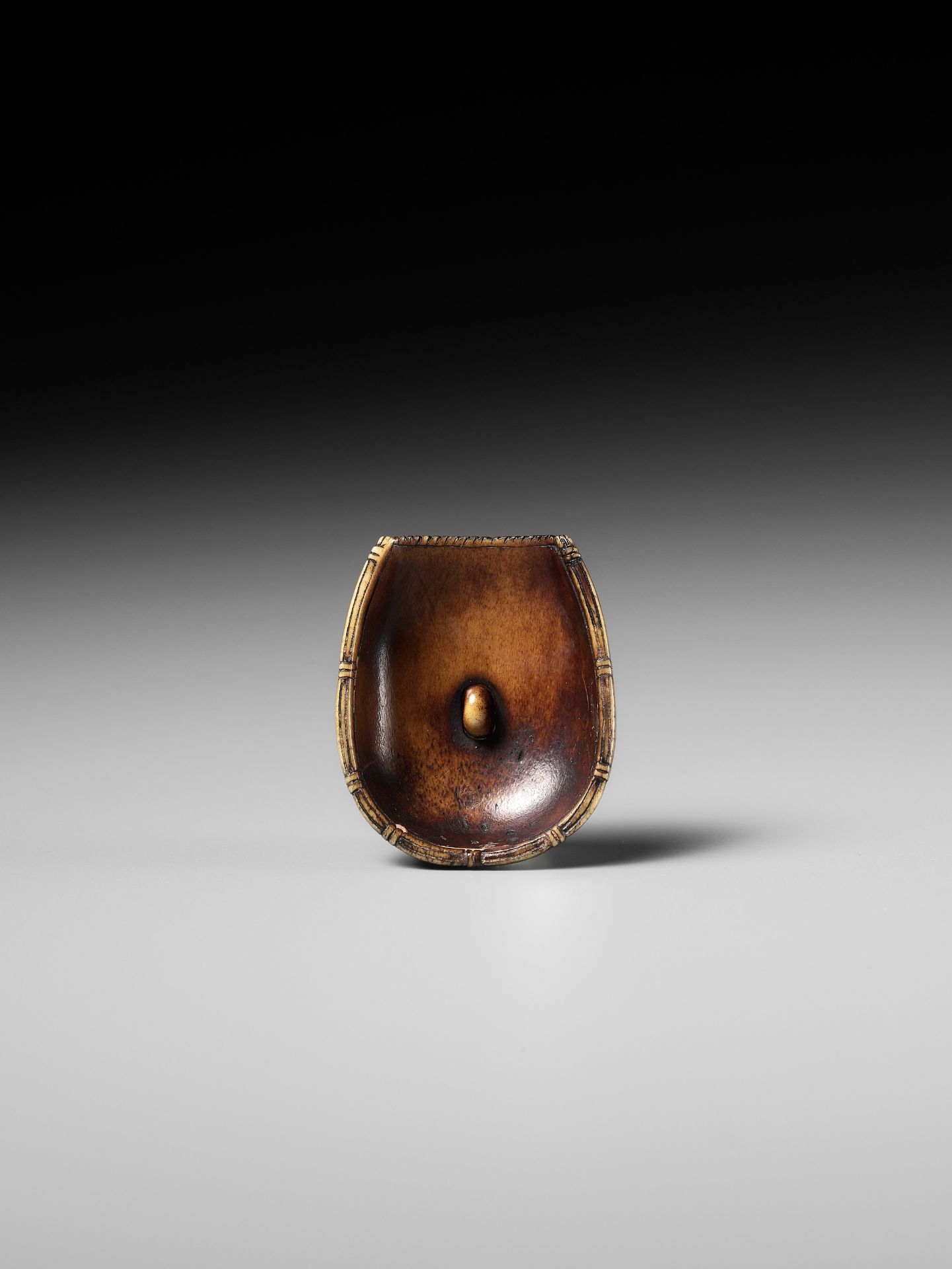 A FINE ANTLER NETSUKE OF A WINNOWING BASKET - Image 5 of 11