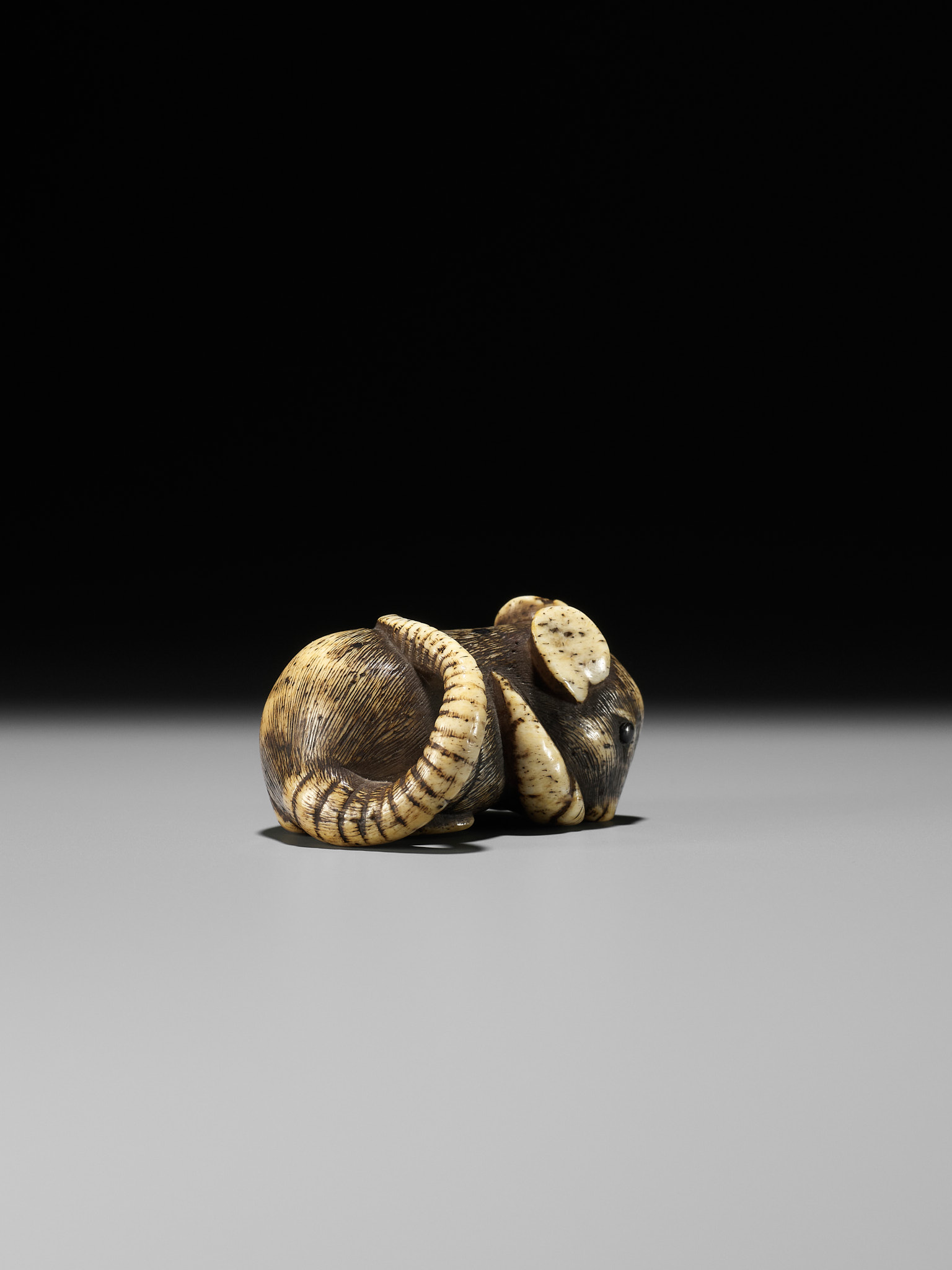 A FINE KYOTO SCHOOL ANTLER NETSUKE OF A RAT EATING A PEPPER - Bild 12 aus 12