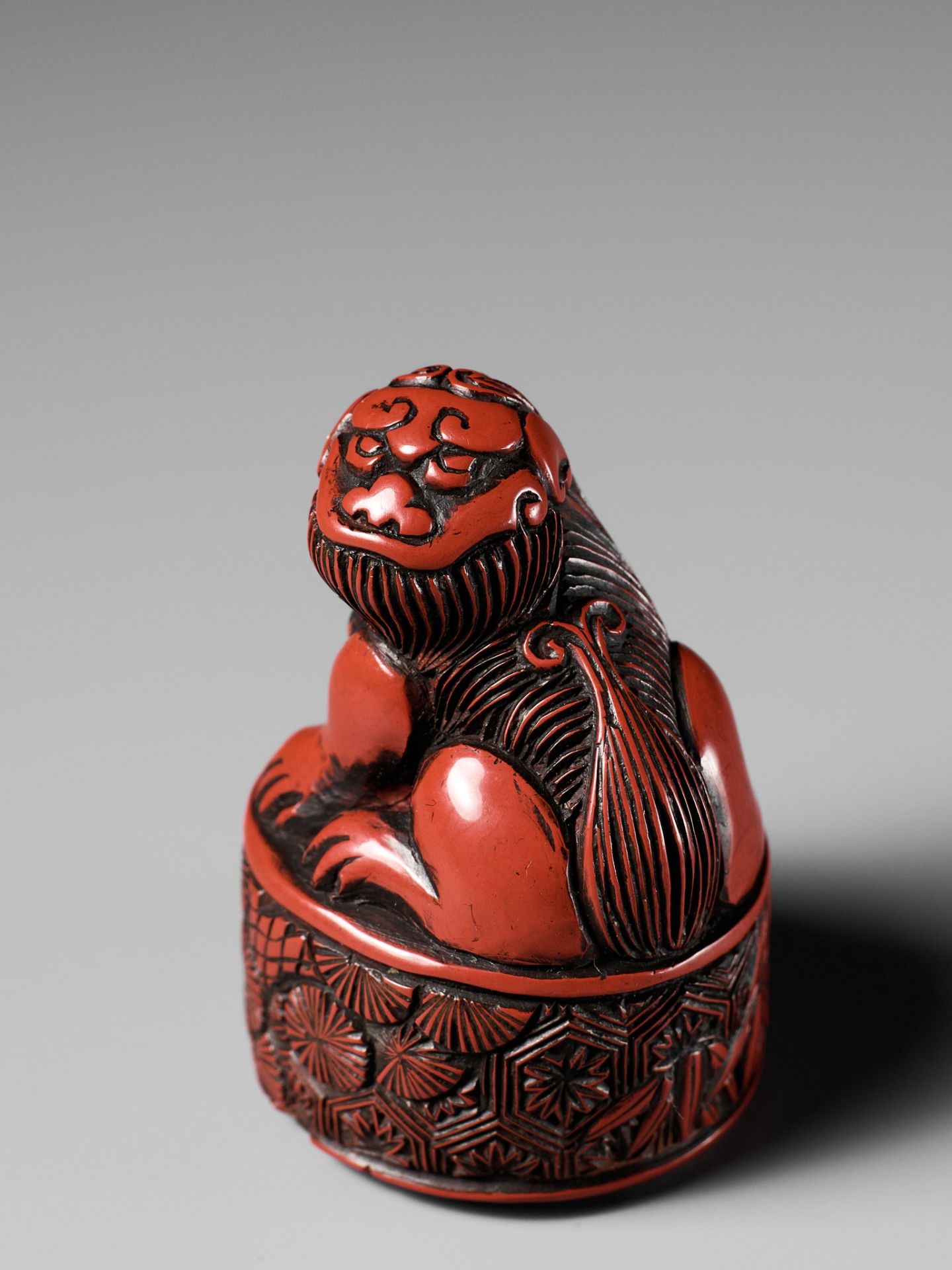 A RARE TSUISHU (CARVED RED LACQUER) INGYO (SEAL) NETSUKE OF A SHISHI - Bild 9 aus 10