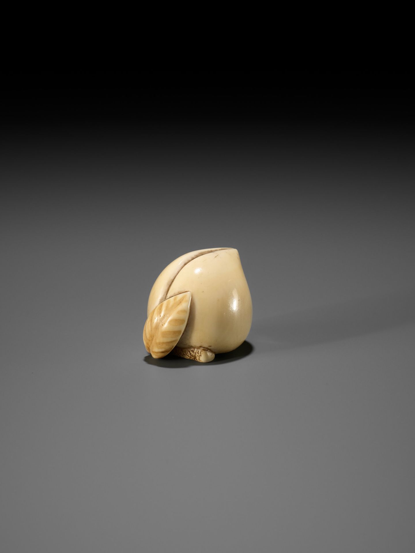 RANICHI: AN IVORY NETSUKE OF A PEACH - Bild 2 aus 12