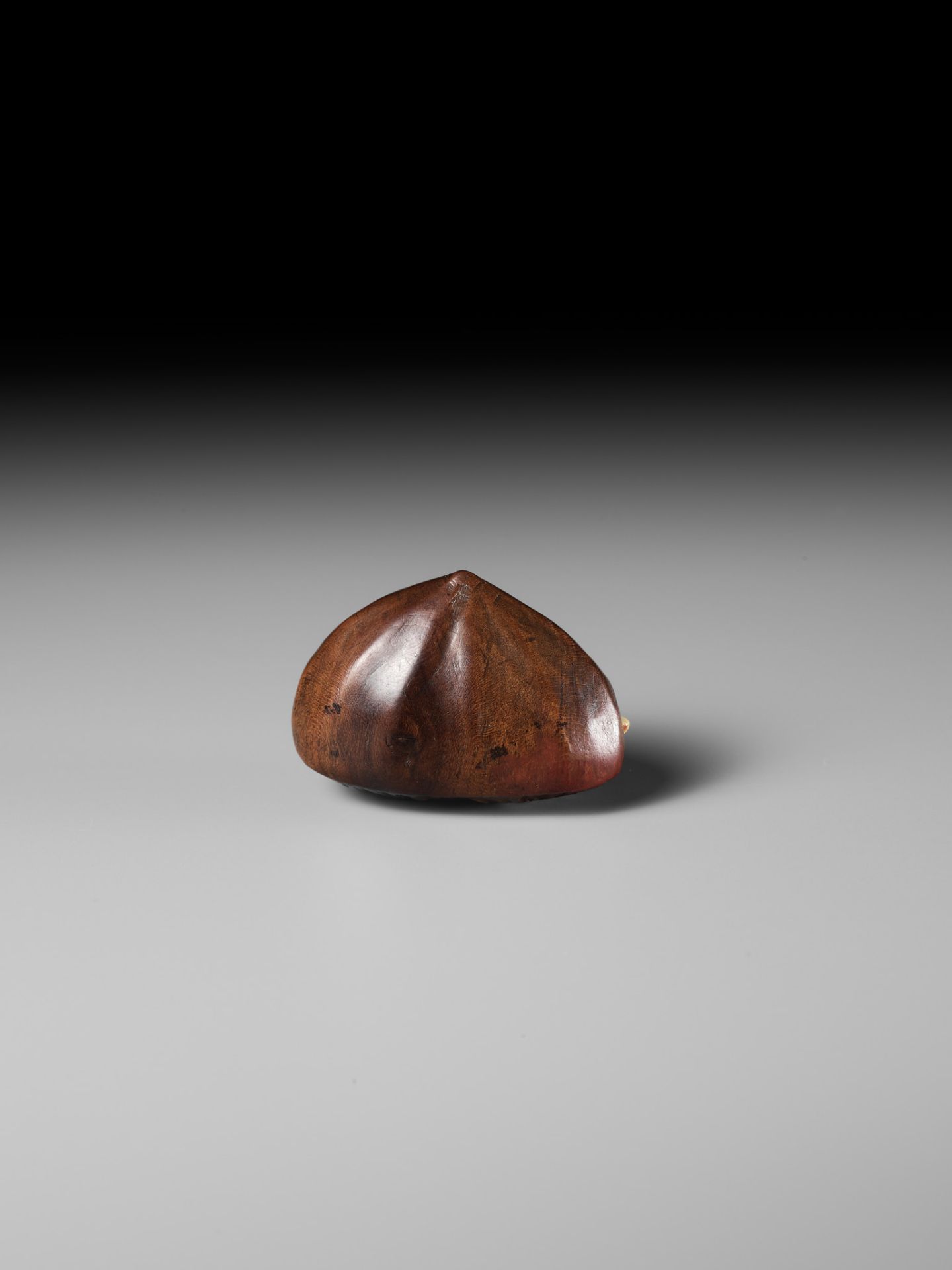 MINKO: A WOOD NETSUKE OF A CHESTNUT WITH A MOVEABLE MAGGOT - Bild 6 aus 10