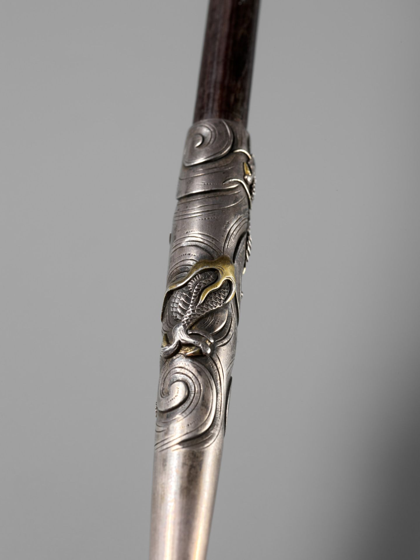 A FINE AND LARGE SILVER AND BAMBOO KISERU (PIPE) DEPICTING TWIN DRAGONS - Bild 9 aus 11