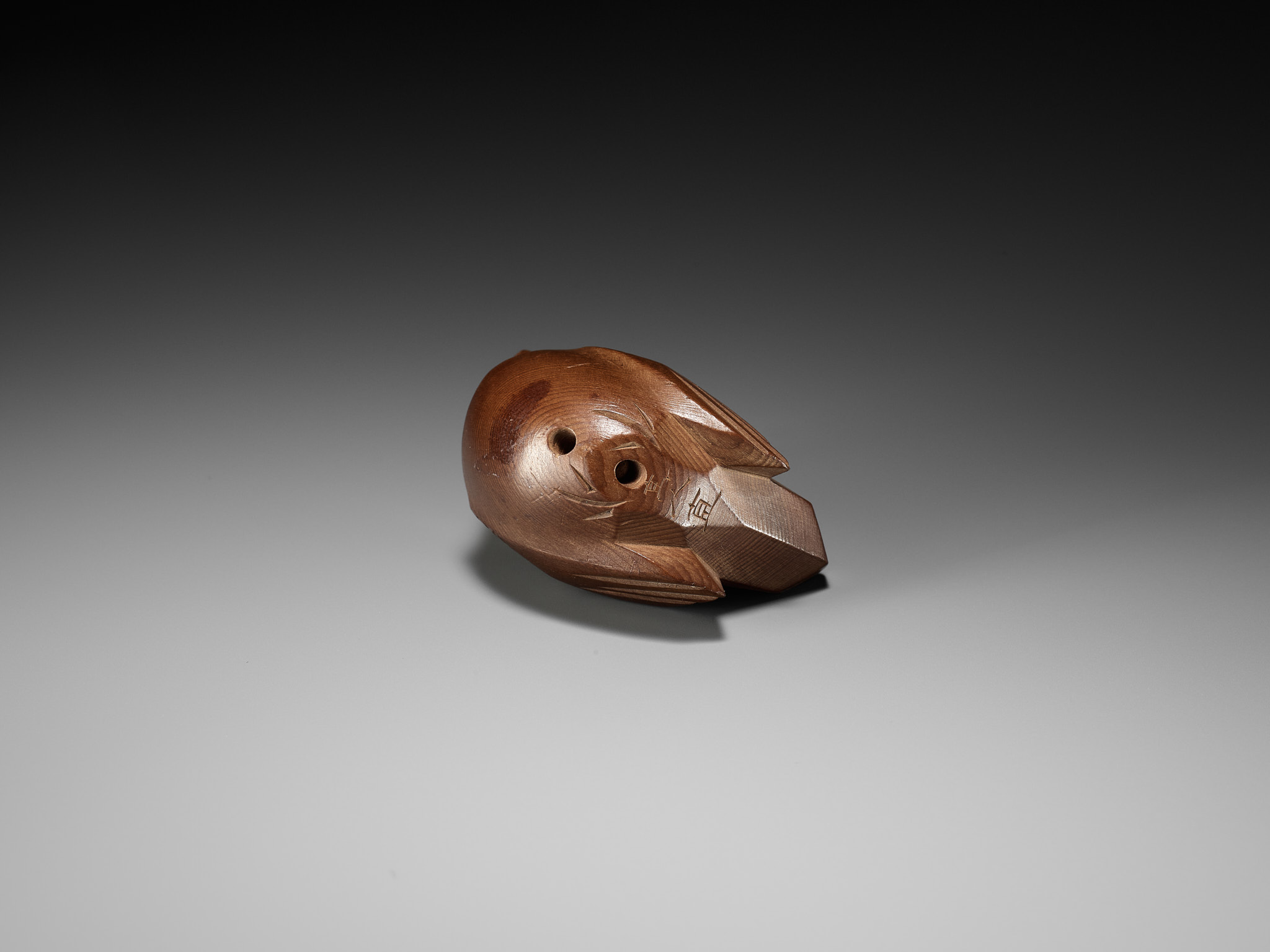 SUKENAO: A CHARMING HIDA SCHOOL ITTOBORI YEW WOOD NETSUKE OF A CHIDORI (PLOVER) - Image 10 of 11