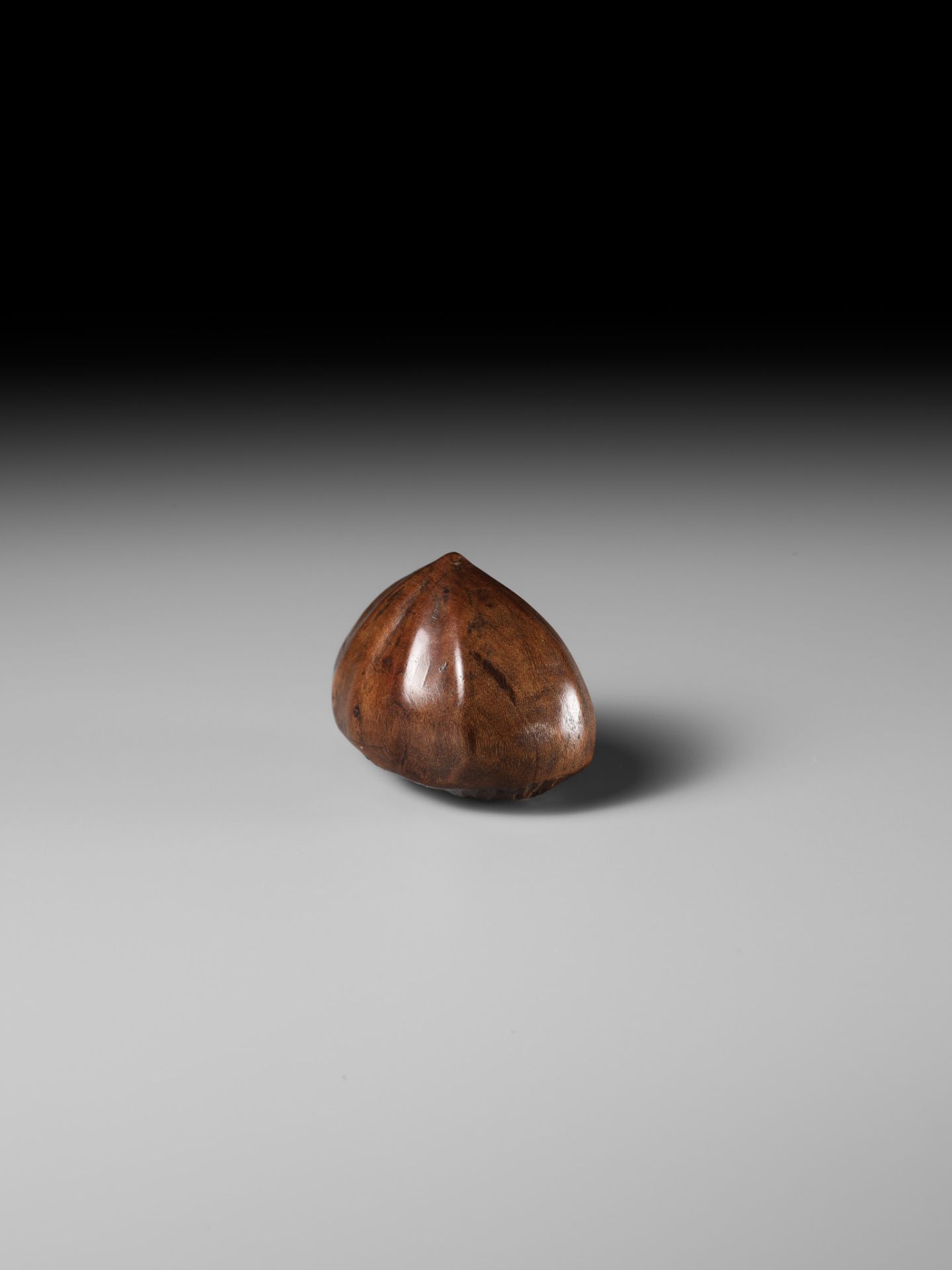 MINKO: A WOOD NETSUKE OF A CHESTNUT WITH A MOVEABLE MAGGOT - Bild 3 aus 10