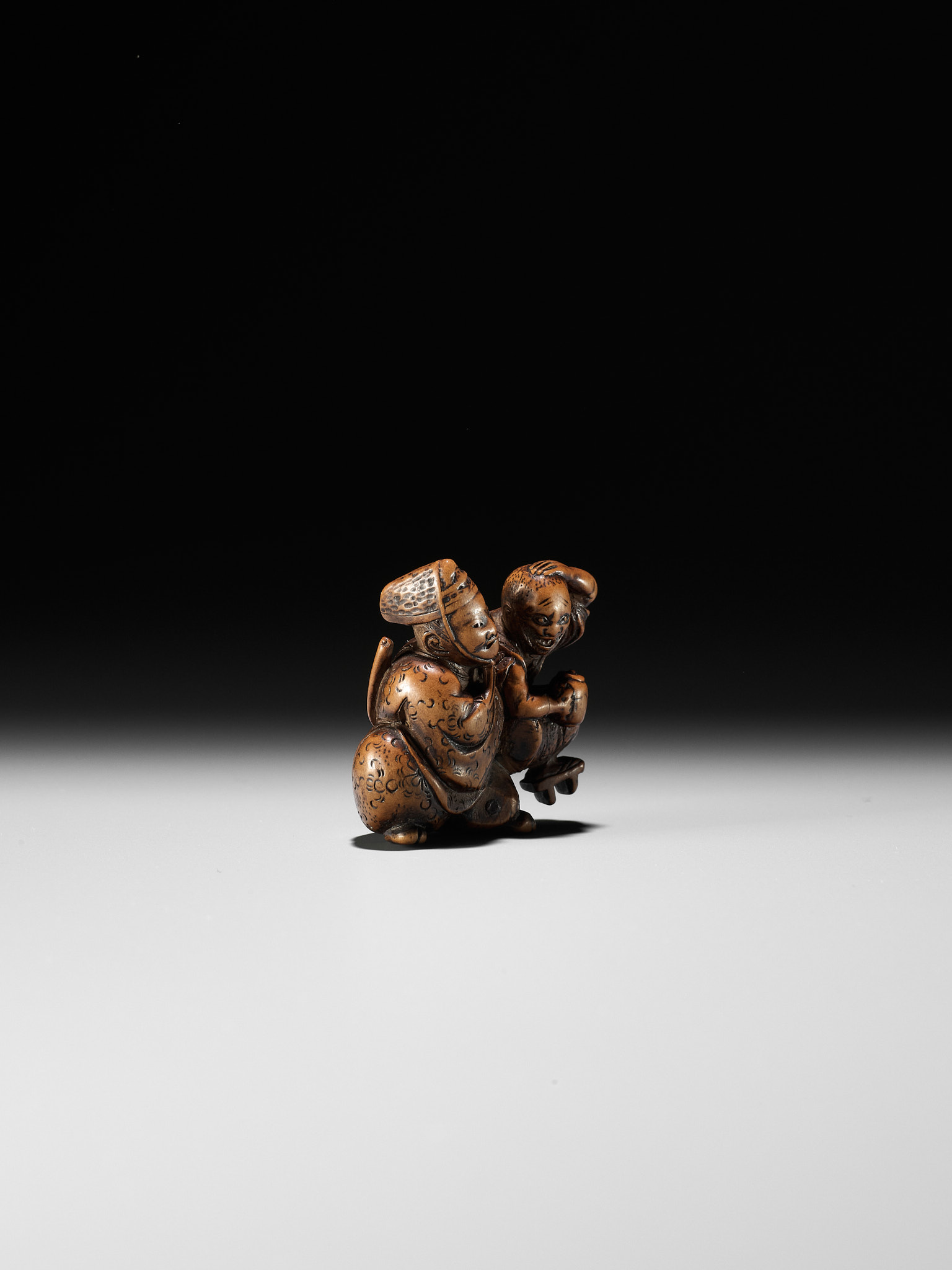 KASHUN: A WOOD NETSUKE OF TAIRA NO TADAMORI CAPTURING THE OIL THIEF - Image 6 of 10