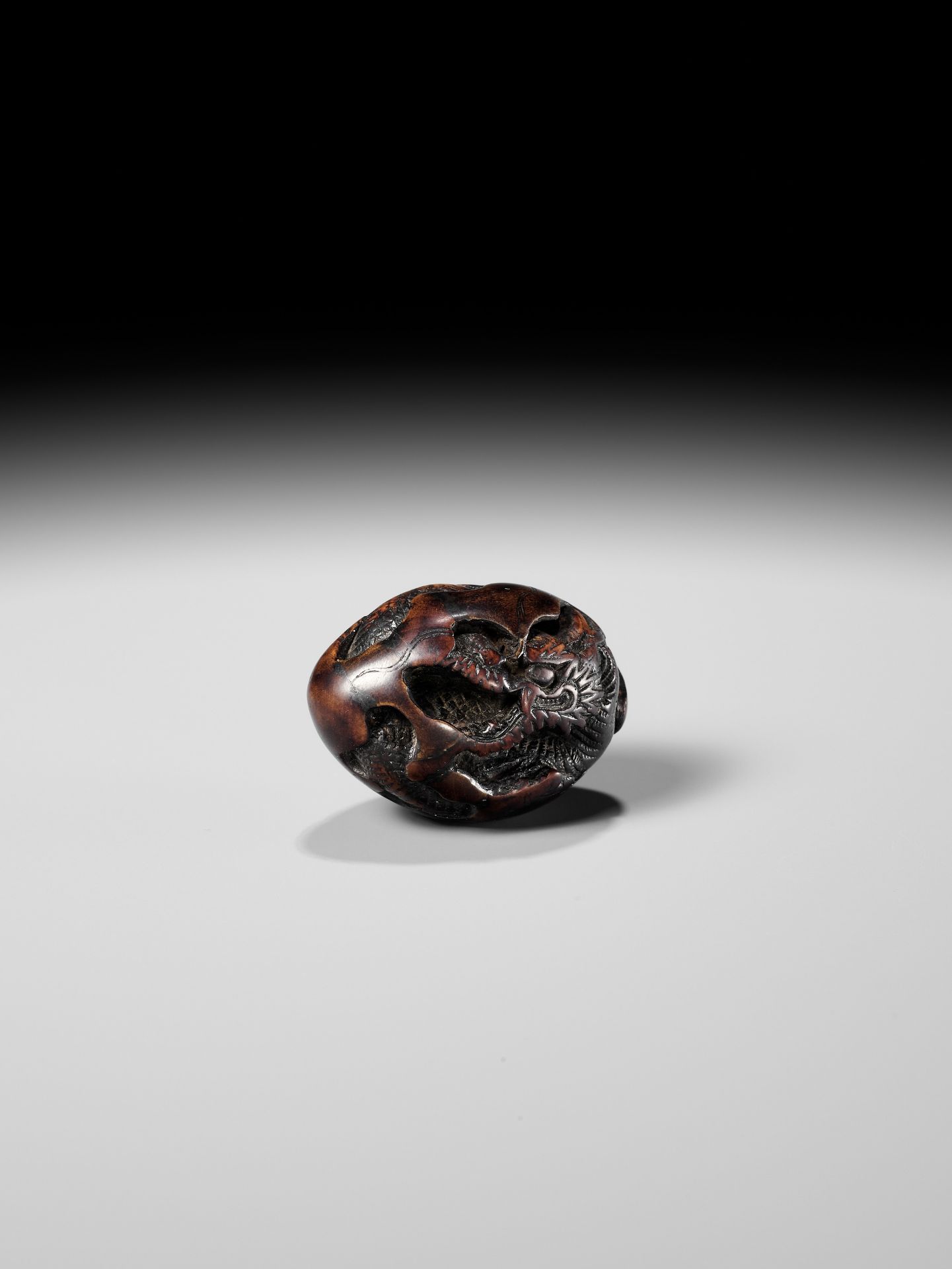 NAITO TOYOMASA: A FINE WOOD NETSUKE OF A DRAGON EMERGING FROM AN EGG - Image 4 of 15
