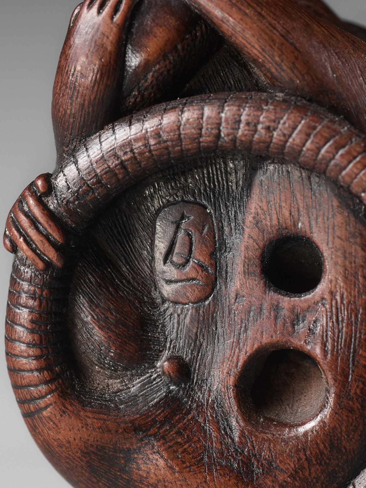 TOMOKAZU: A FINE WOOD NETSUKE OF A RAT EATING A CHESTNUT - Image 12 of 12