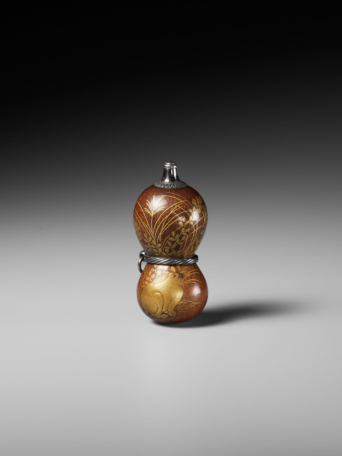 A FINE AND LARGE LACQUERED GOURD NETSUKE WITH A CHUBBY HARE AMONGST AUTUMN GRASSES - Image 8 of 11