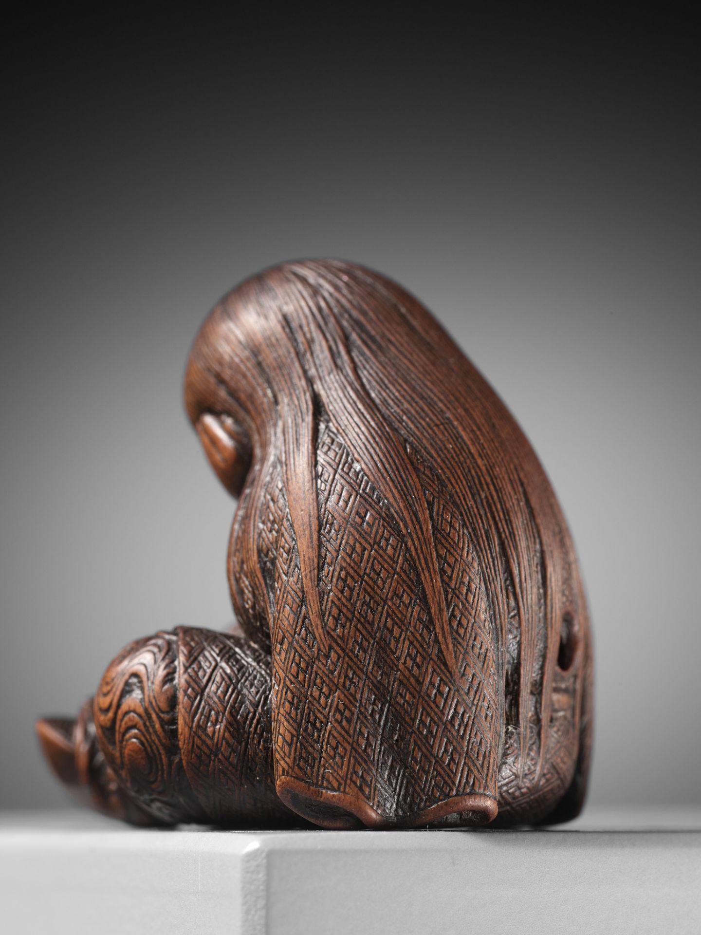 TADATOSHI: A SUPERB NAGOYA SCHOOL WOOD NETSUKE OF A SLEEPING SHOJO - Bild 4 aus 13