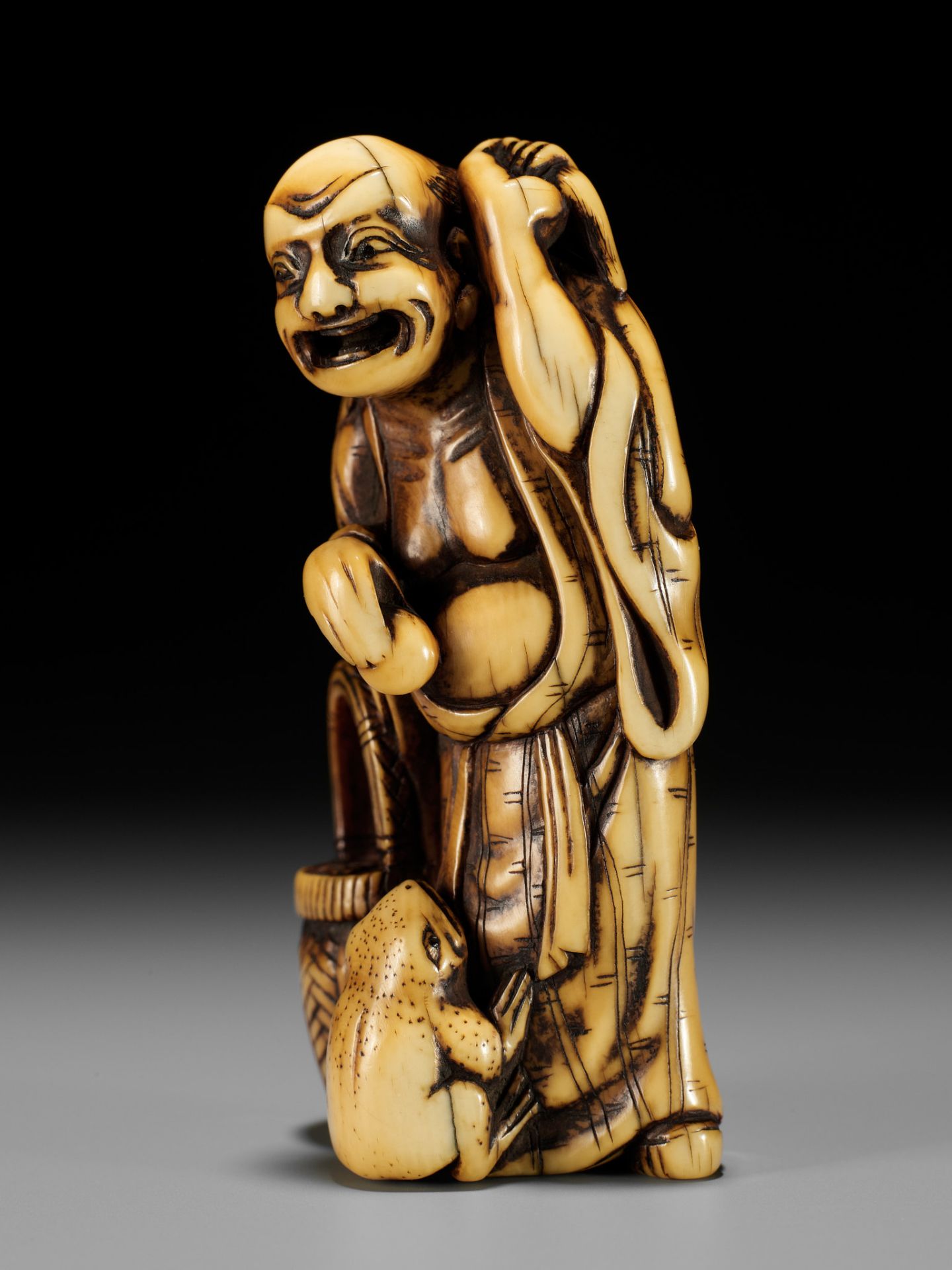 A FINE IVORY NETSUKE OF GAMA SENNIN - Bild 7 aus 13