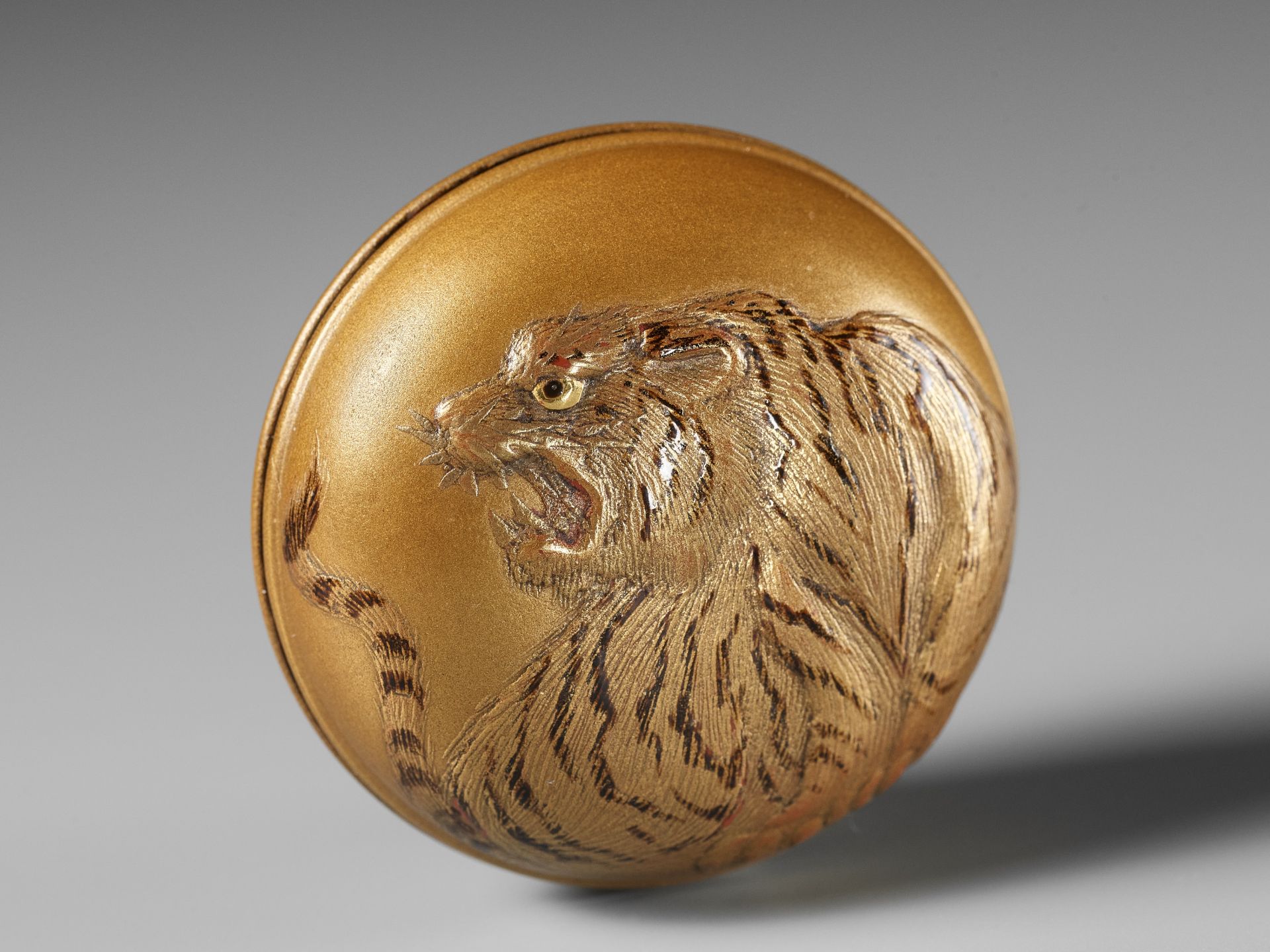 A FINE GOLD LACQUER MANJU NETSUKE OF A TIGER - Bild 6 aus 10