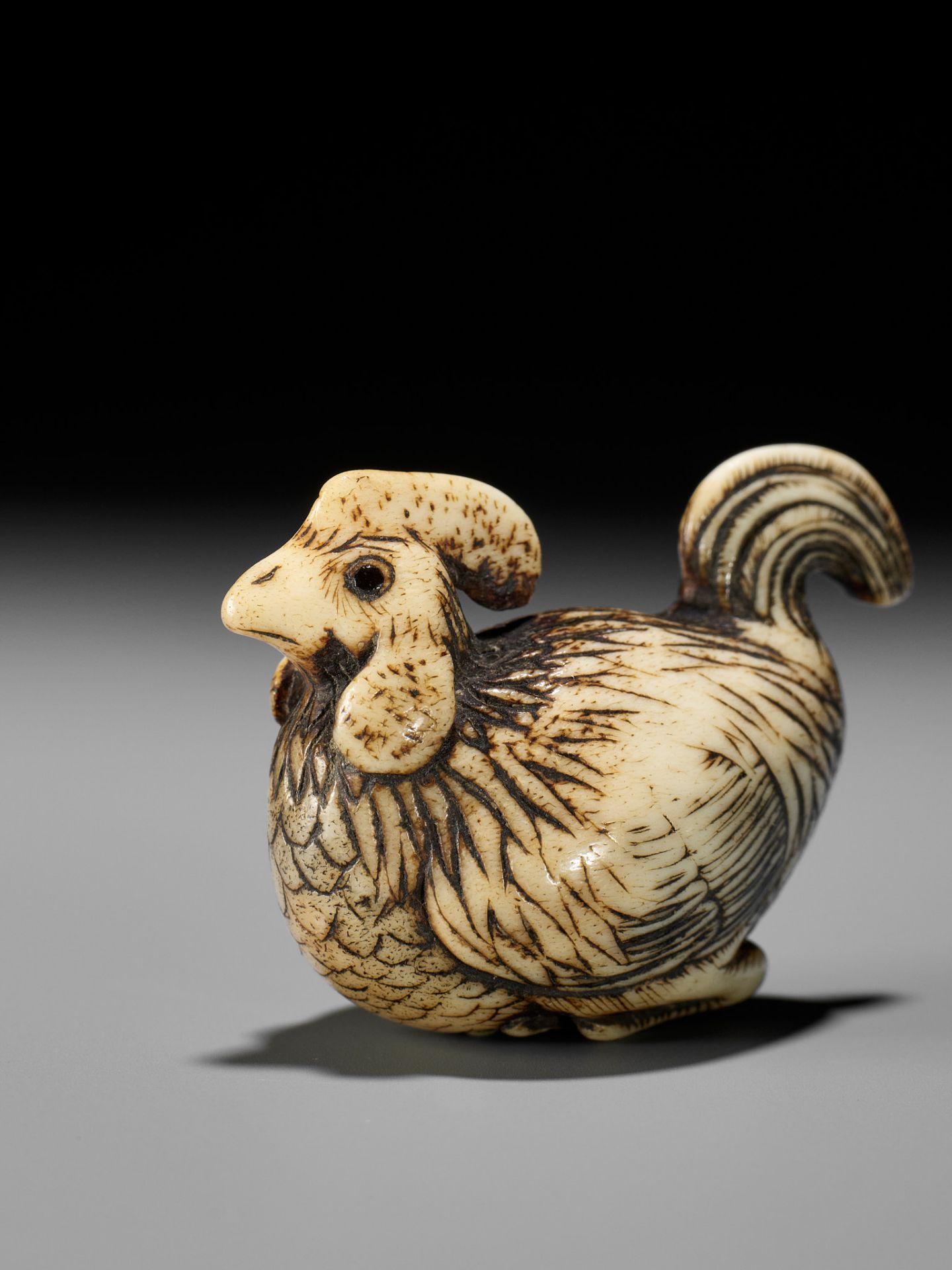 A RARE KYOTO SCHOOL ANTLER NETSUKE OF A COCKEREL - Bild 8 aus 9